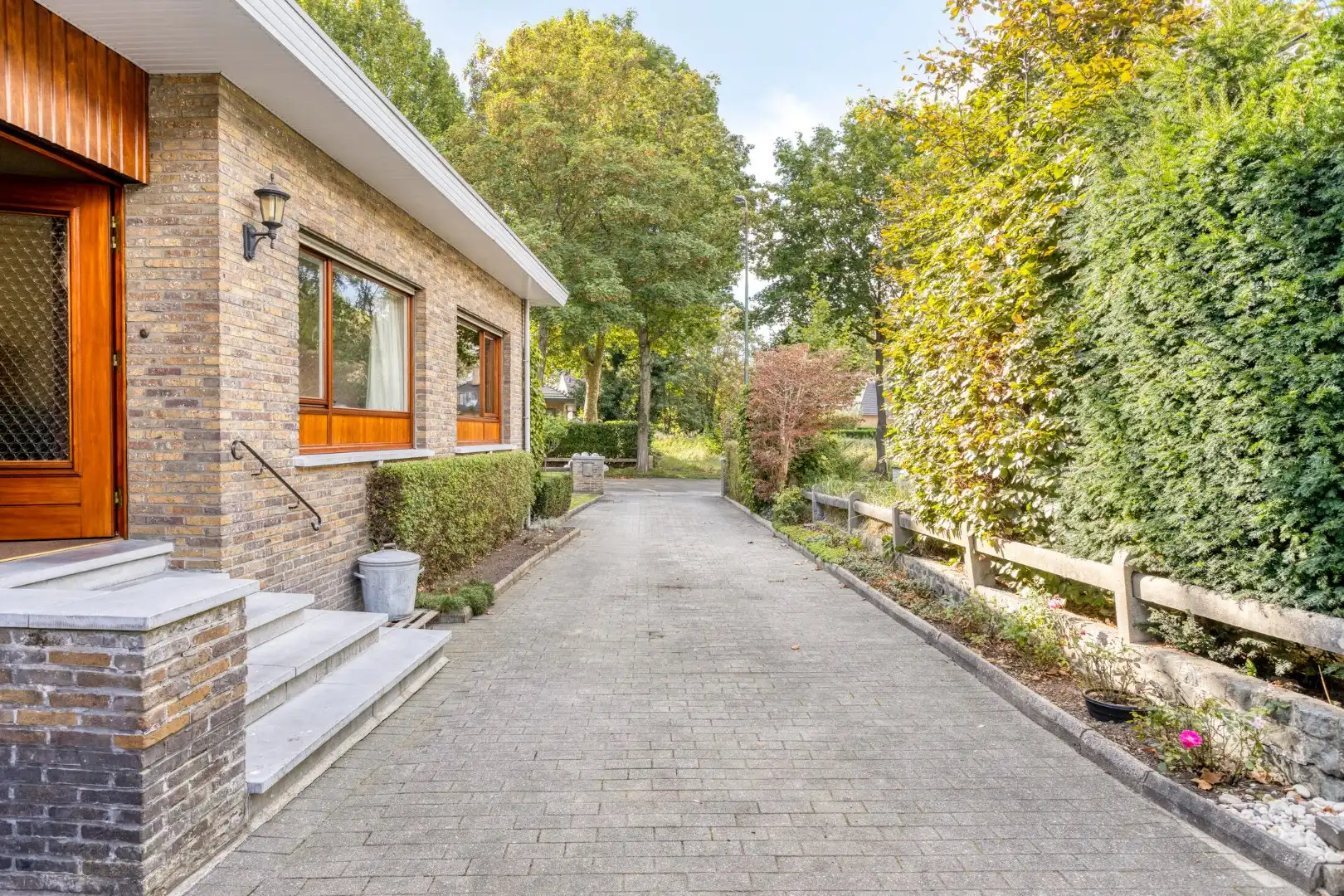 Woning met 3 slaapkamers  en een bureau gelegen in een doodlopende straat foto 5