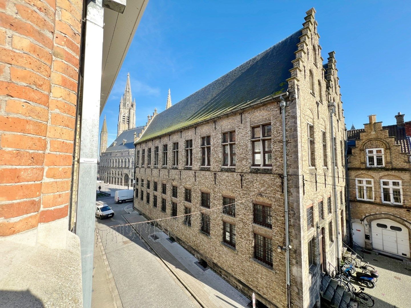 Karaktervolle rijwoning met terras in het centrum van Ieper foto 20