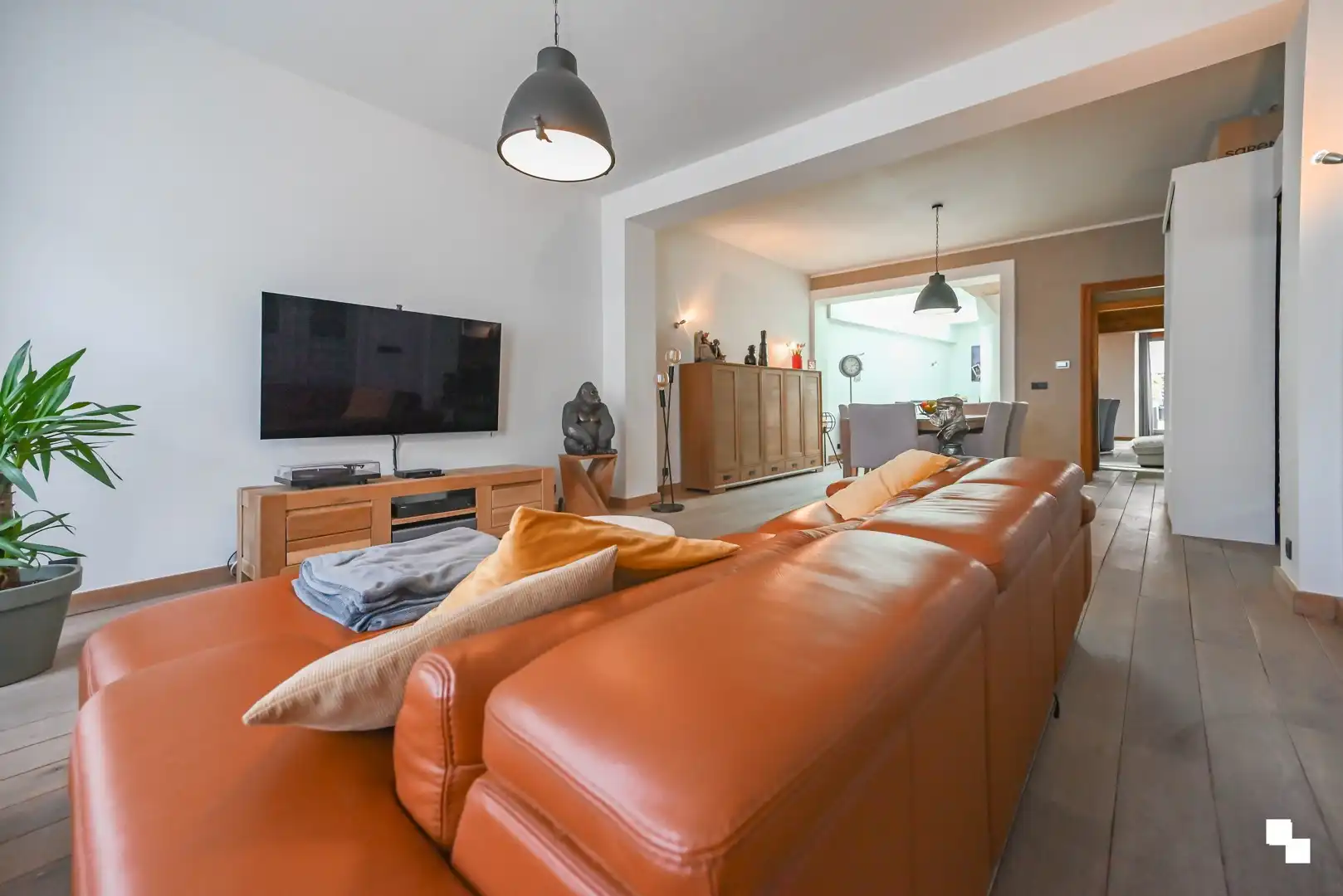 Ruime, volledig gerenoveerde woning met tuin nabij centrum Izegem foto 10
