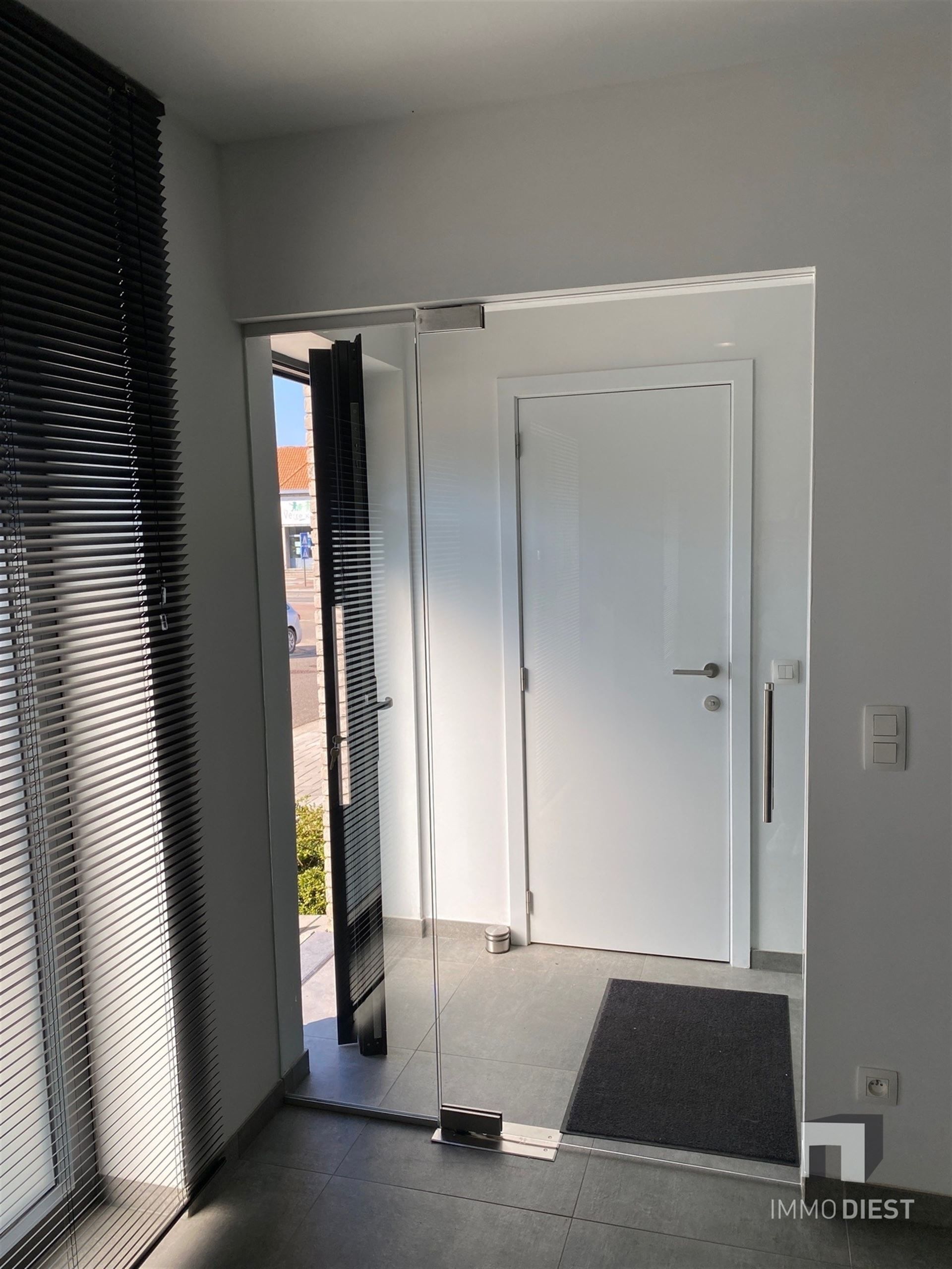 Modern gelijkvloers appartement foto 3