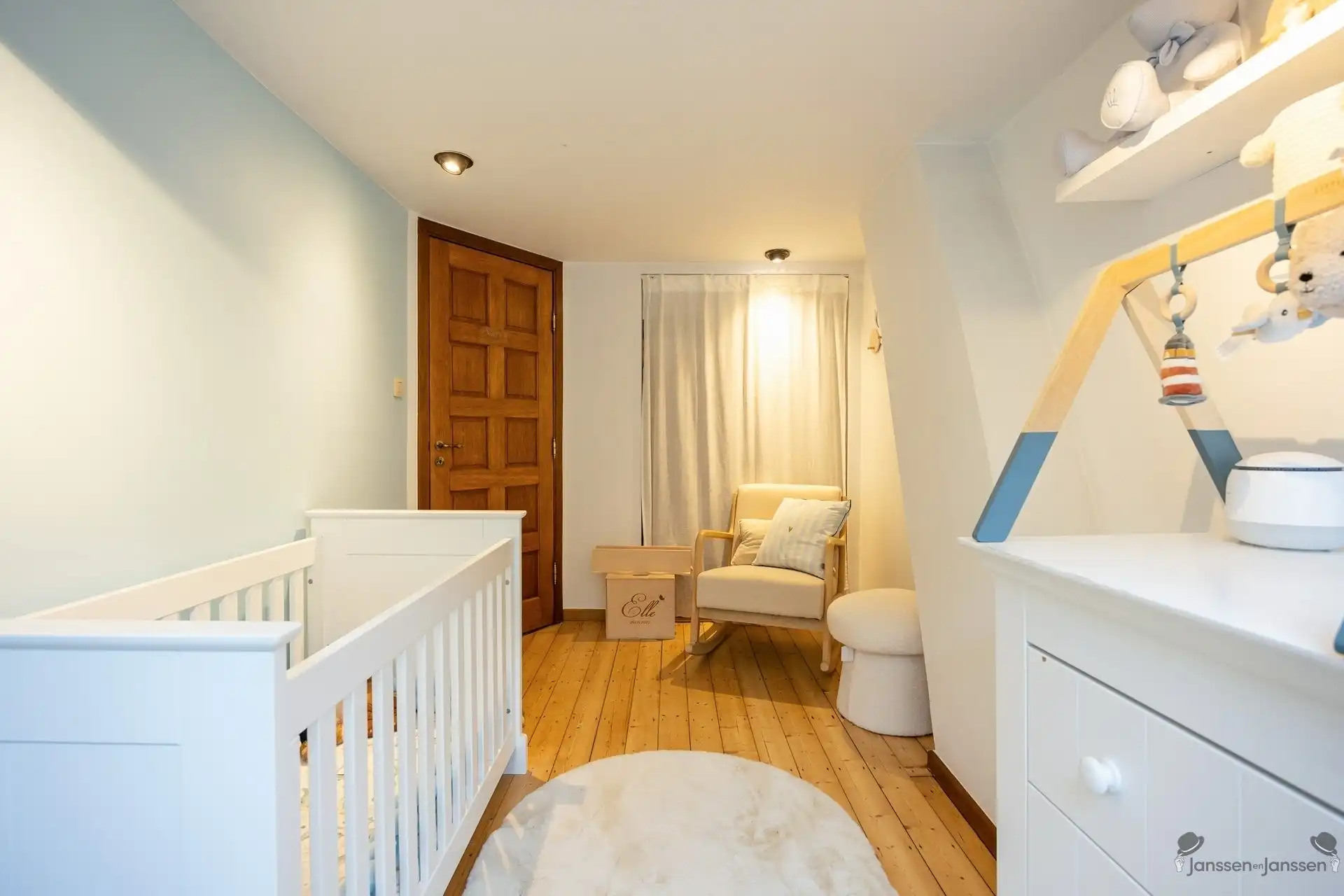 Instapklare woning met vernieuwde designkeuken, 4 slaapkamers en garage in hartje Brasschaat foto 23