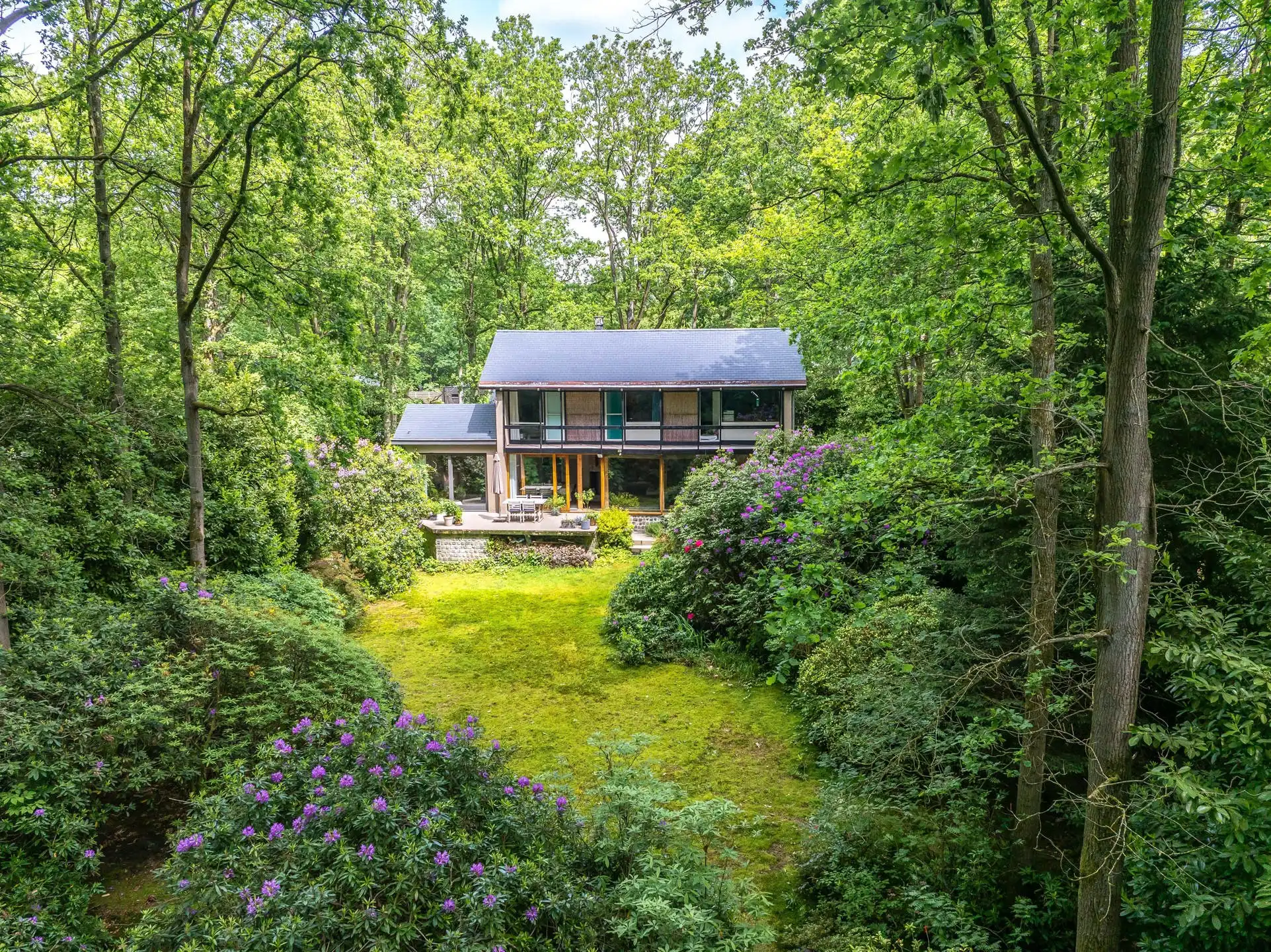 Architecturale woning in het groen met veel licht foto 23
