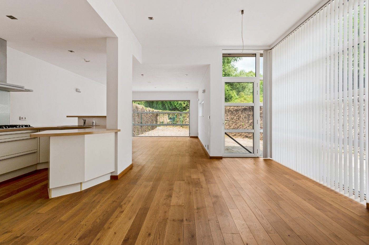 Ruime, instapklare woning met 3 slpk., dubbele garage en tuin foto 3