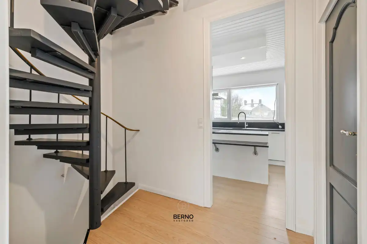 Gerenoveerde handelswoning met tuin op topligging foto 6