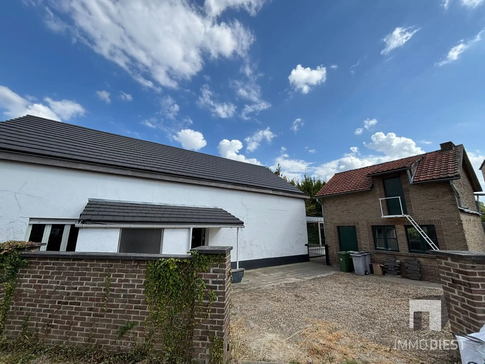 Ruime betaalbare woning met veranda en bijgebouw foto 2