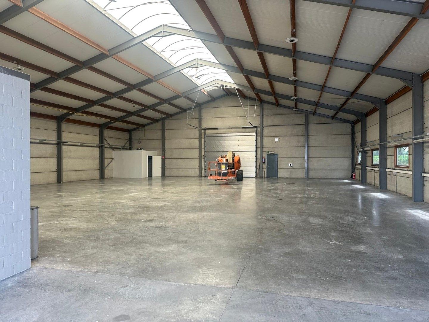 Te huur: ruime loods met voorzieningen in Westrozebeke - 3000 euro/maand foto 3