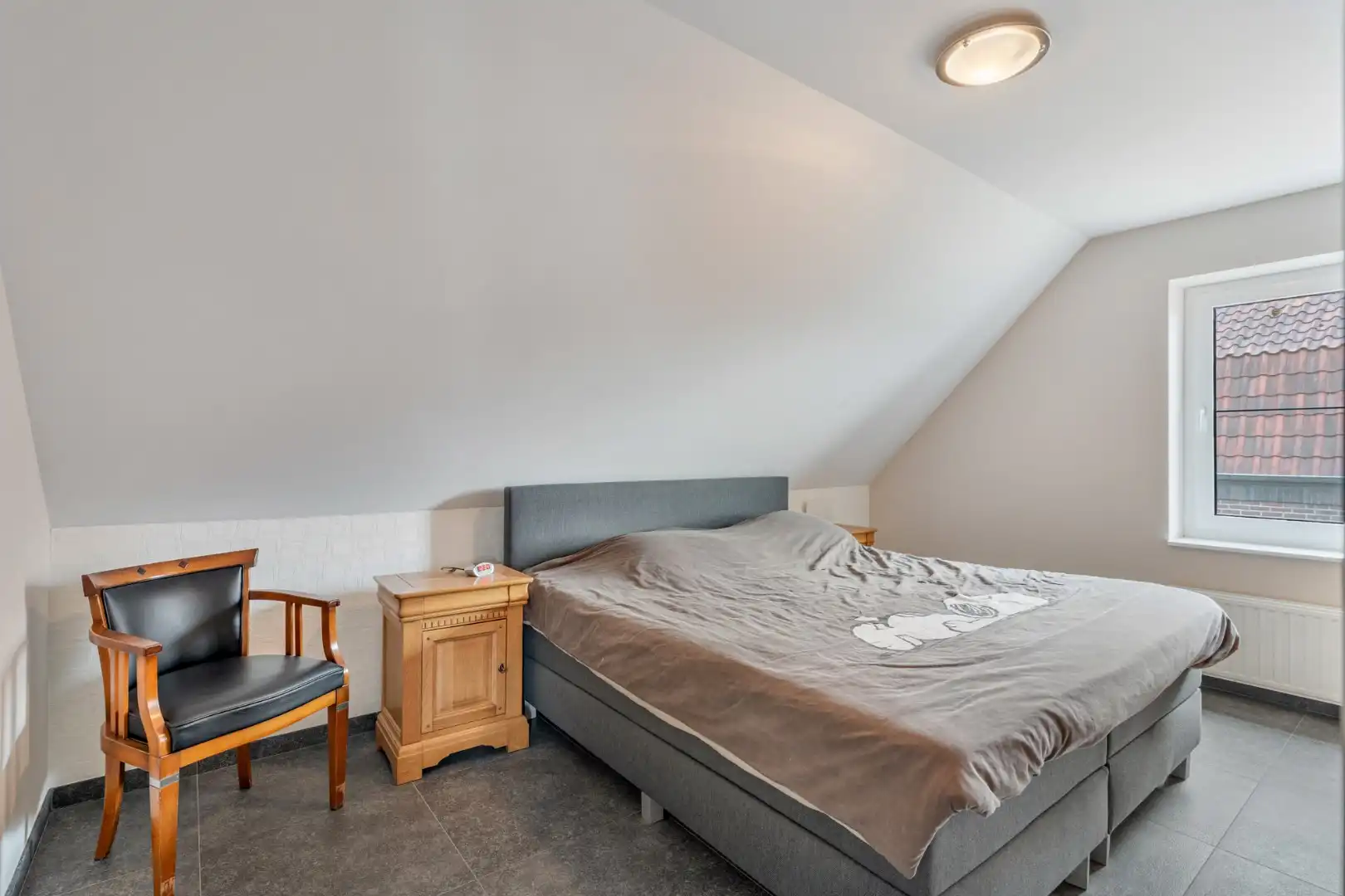 Zeer goed onderhouden en praktisch ingedeelde gezinswoning met 4 slaapkamers en prachtige tuin. foto 32