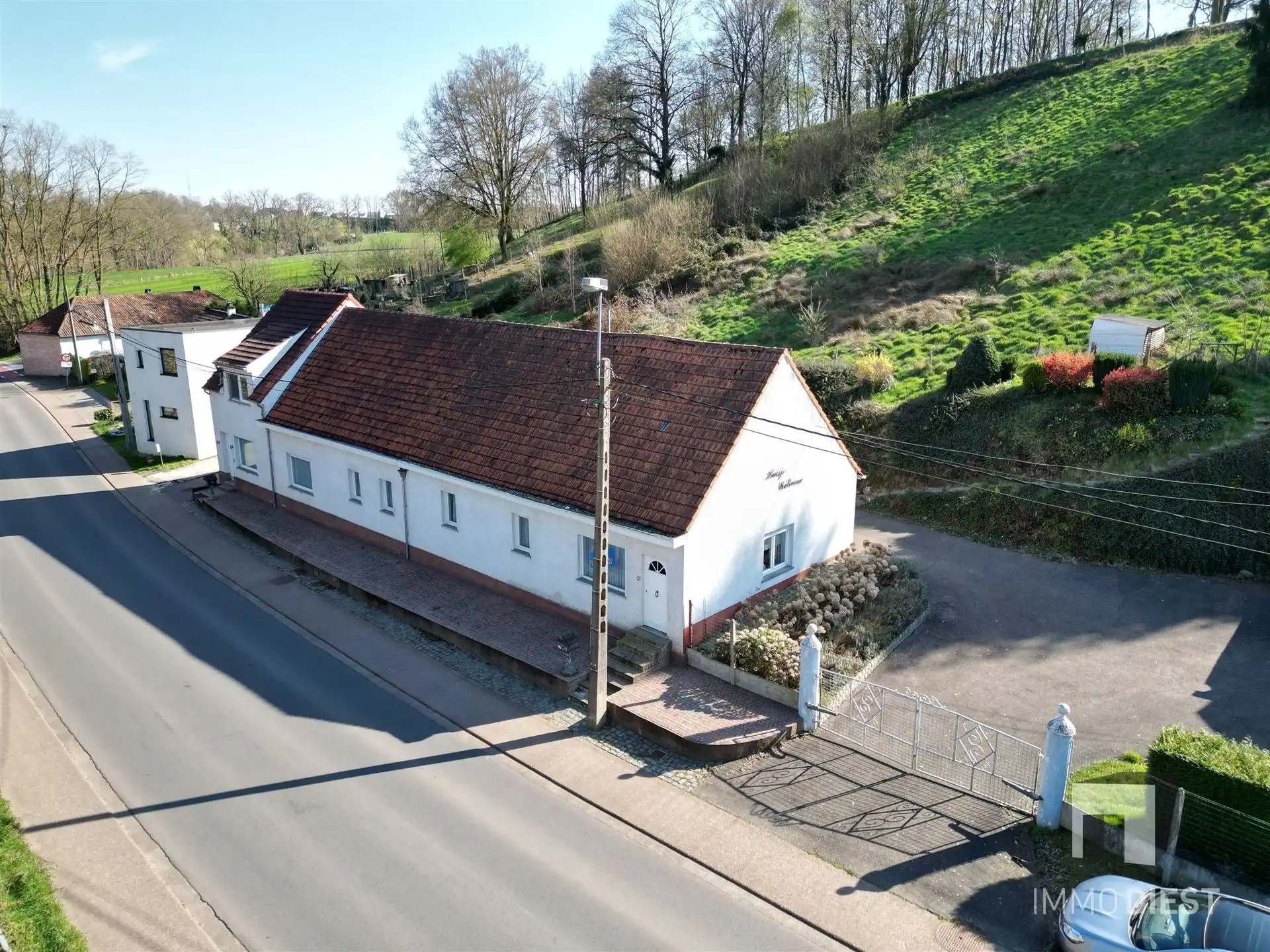 Woning met stalling/opslagplaats en weiland foto 5