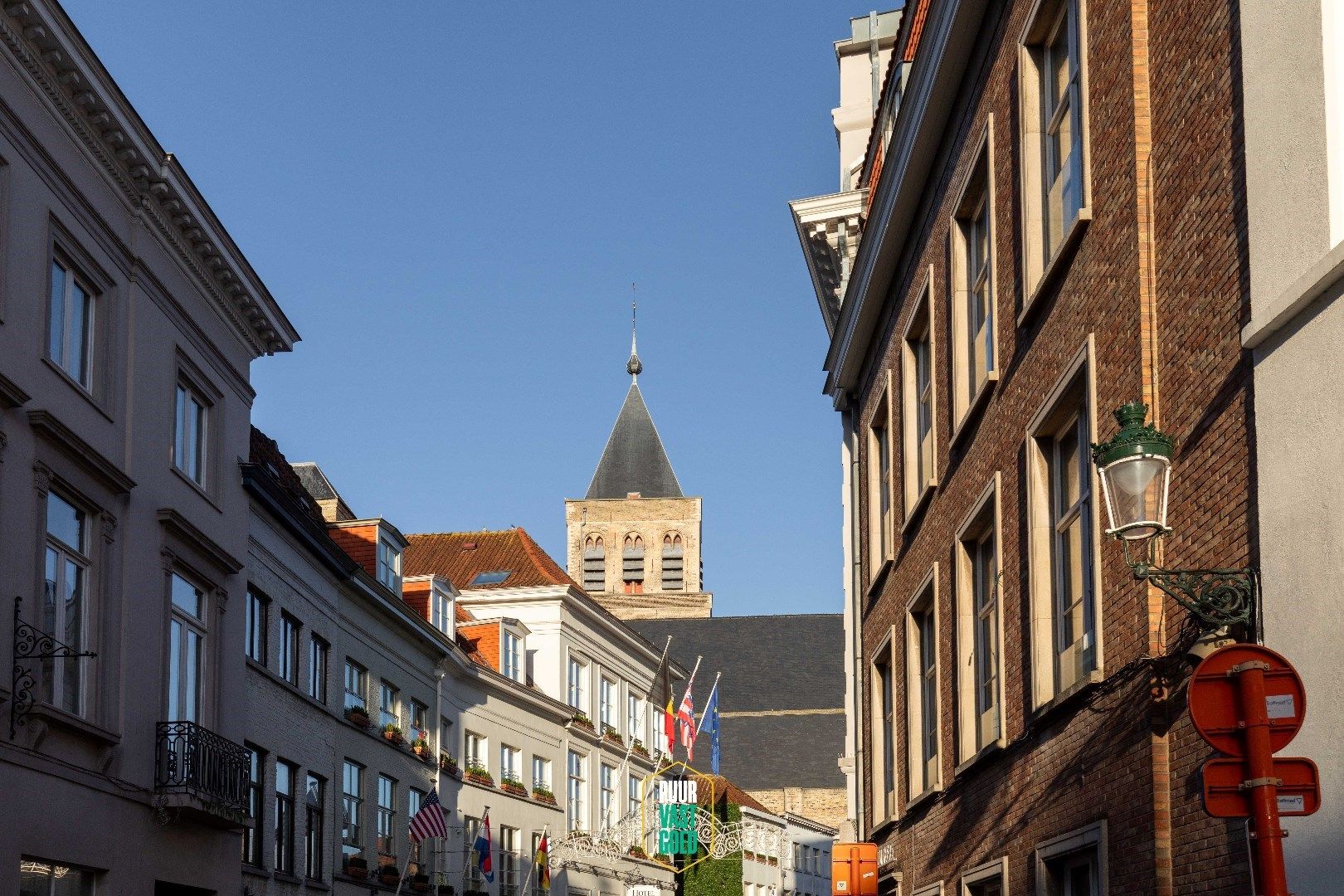 Centraal gelegen commercieel hoekpand met trapgevel in goede staat en veel mogelijkheden! foto 24