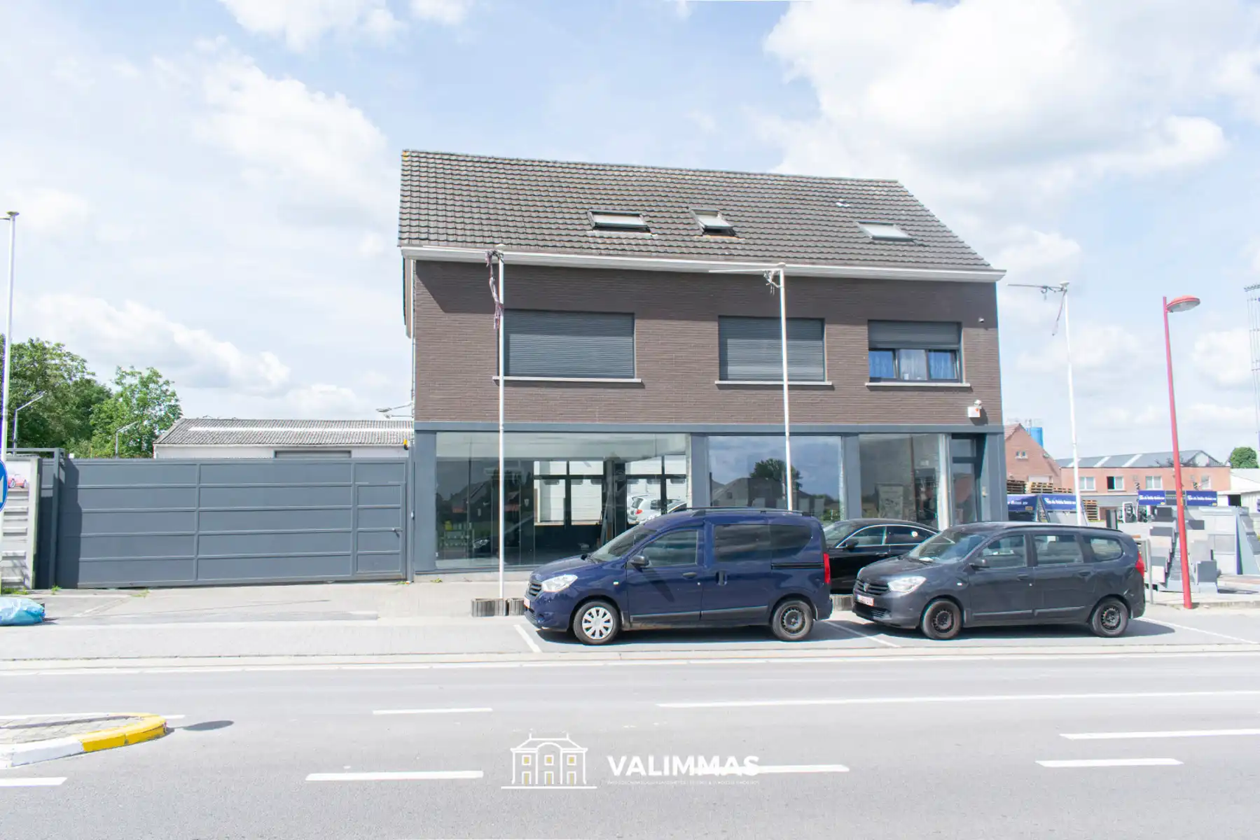 Handelsruimte / showroom met opslagplaats en parking... foto {{pictureIndex}}