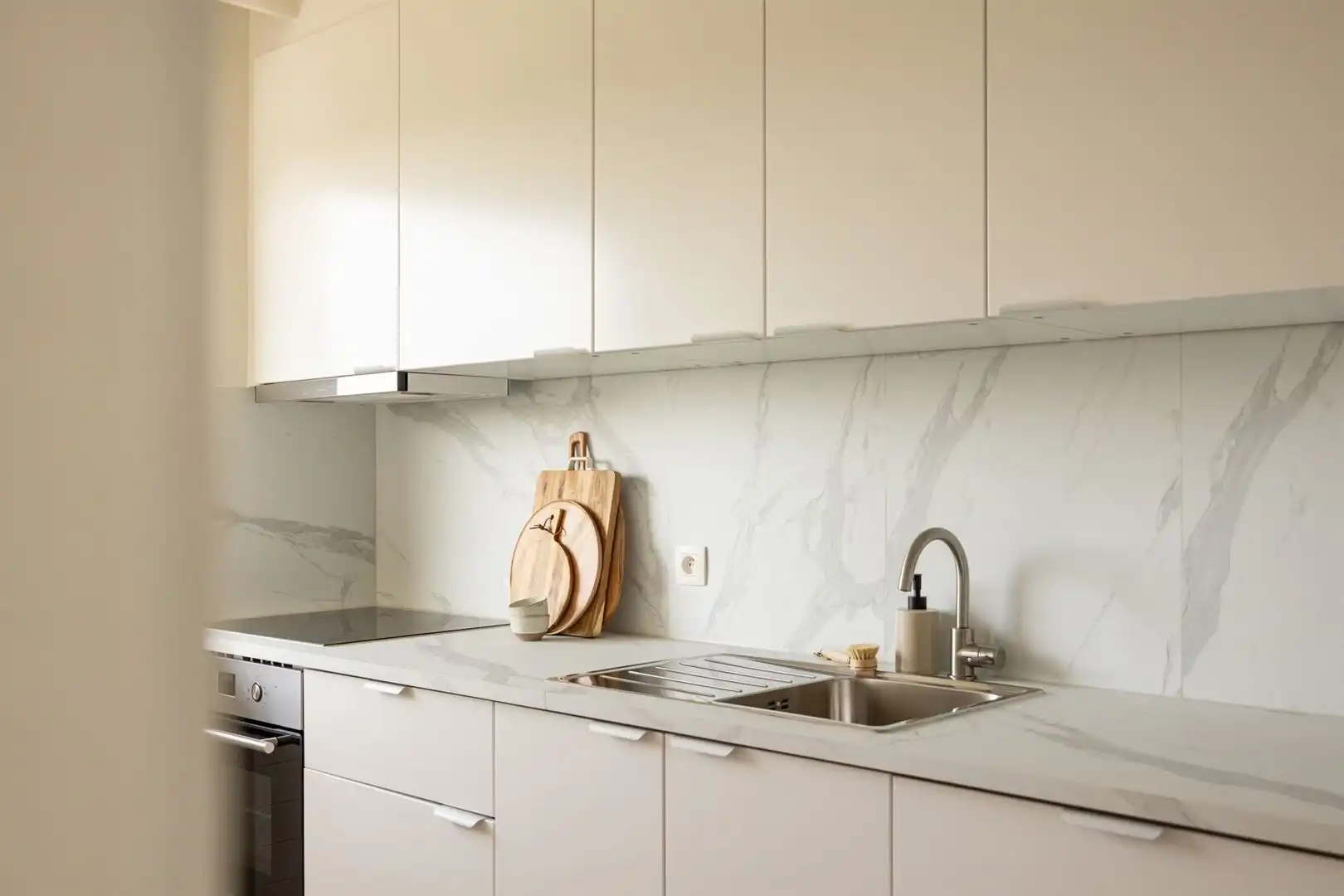 Volledig gerenoveerd appartement met 2 slaapkamers en 2 terrassen!  foto {{pictureIndex}}