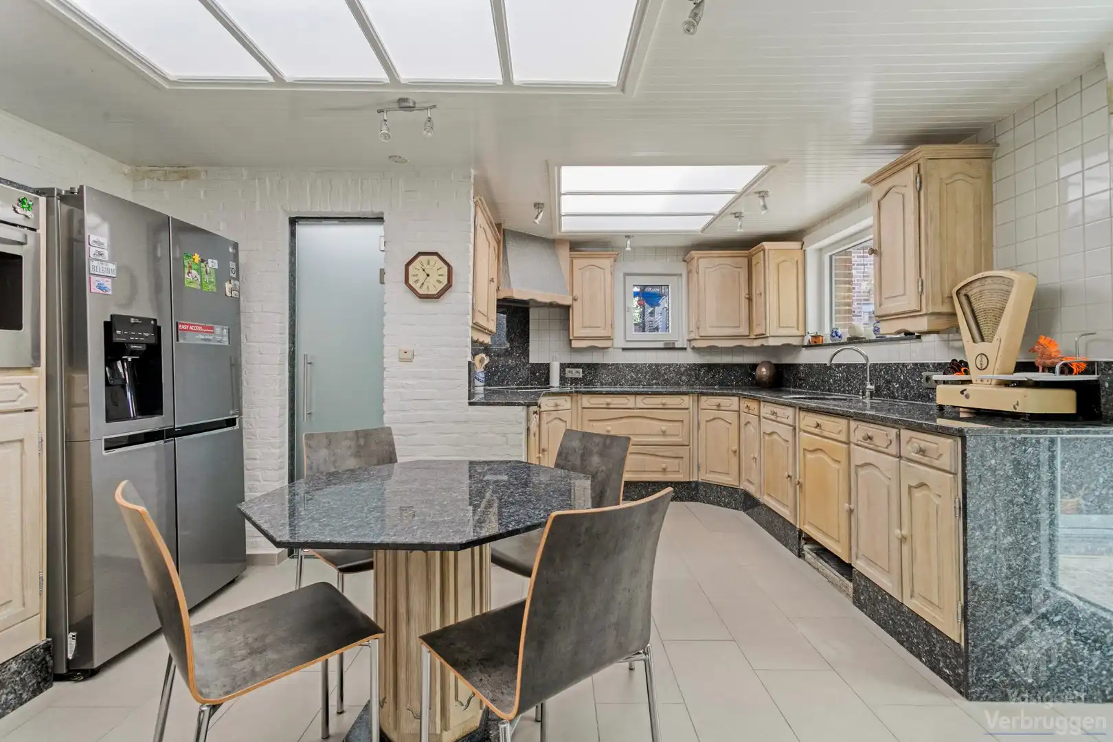 Sfeervolle instapklare woning met 2 slaapkamers, bureau,  garage en atelier foto 8