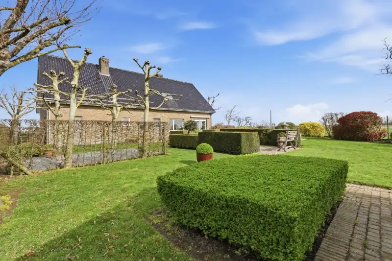 Villa met loods foto 23