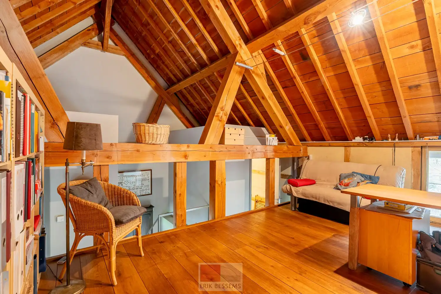 Een zeer karaktervol woonerf van maar liefst 3996 m² met bijzondere uitstraling, bestaande uit een prachtige hoofdwoning (voormalige schuur en stallen) en een charmant vakwerkhuis. foto 34