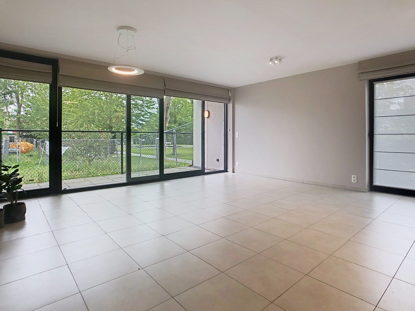 Lichtrijk gelijkvloers appartement in centrum van Oostnieuwkerke foto 3