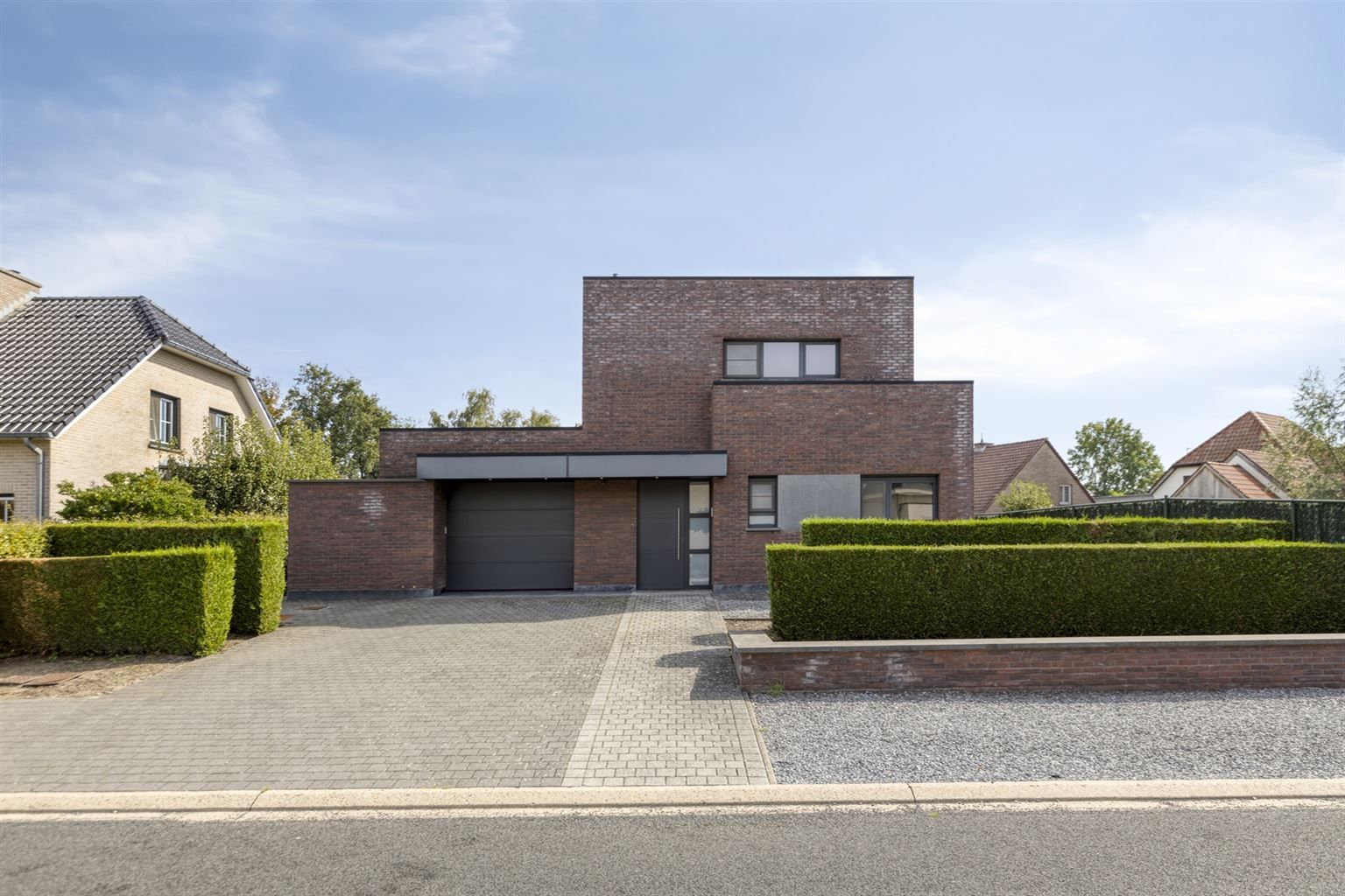 Instapklare, vrijstaande woning op 5a14ca. Voorzien van 4 slaapkamers en een inpandige garage op een rustige locatie in Kinrooi.  foto {{pictureIndex}}