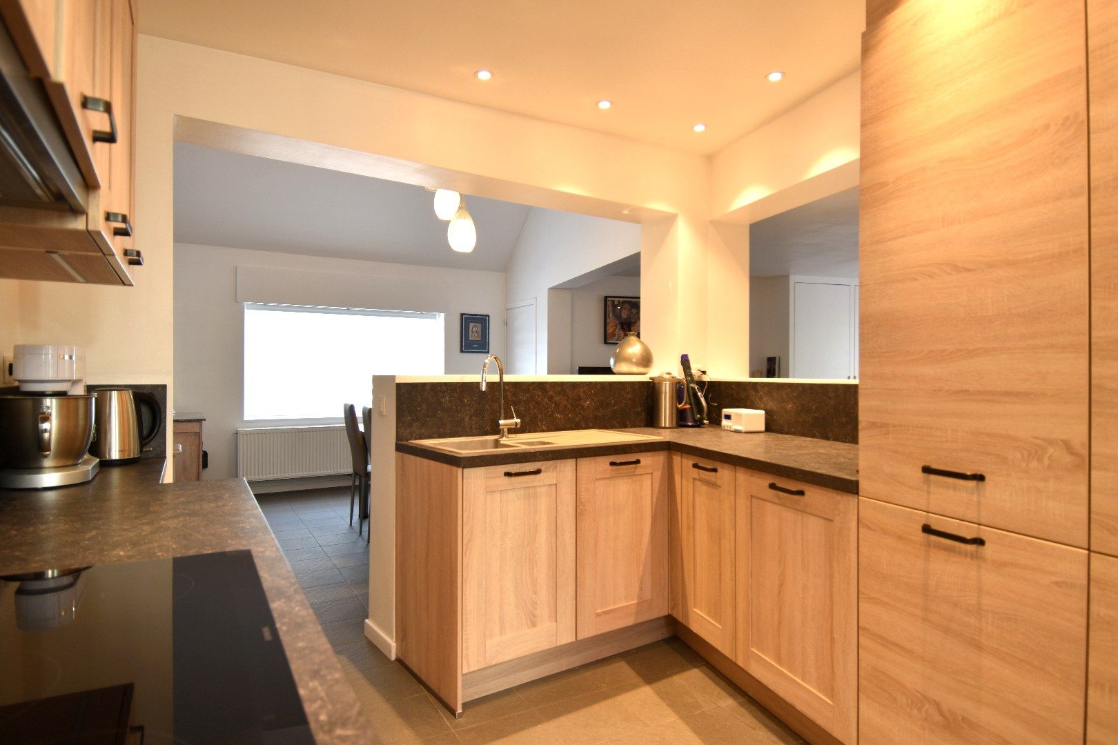 Halfopen bebouwing met 2 slaapkamers, garage en gezellig zonneterras te koop in Bellegem foto 2