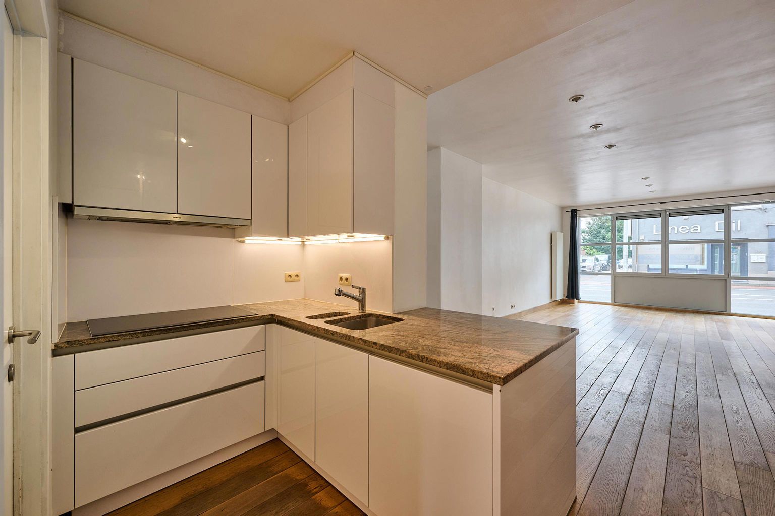 Appartement te koop foto {{pictureIndex}}