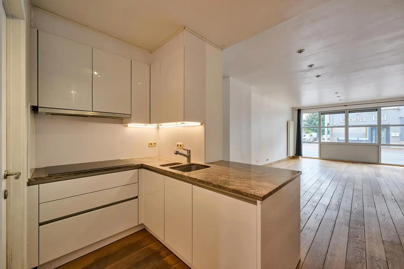 Appartement te koop foto {{pictureIndex}}