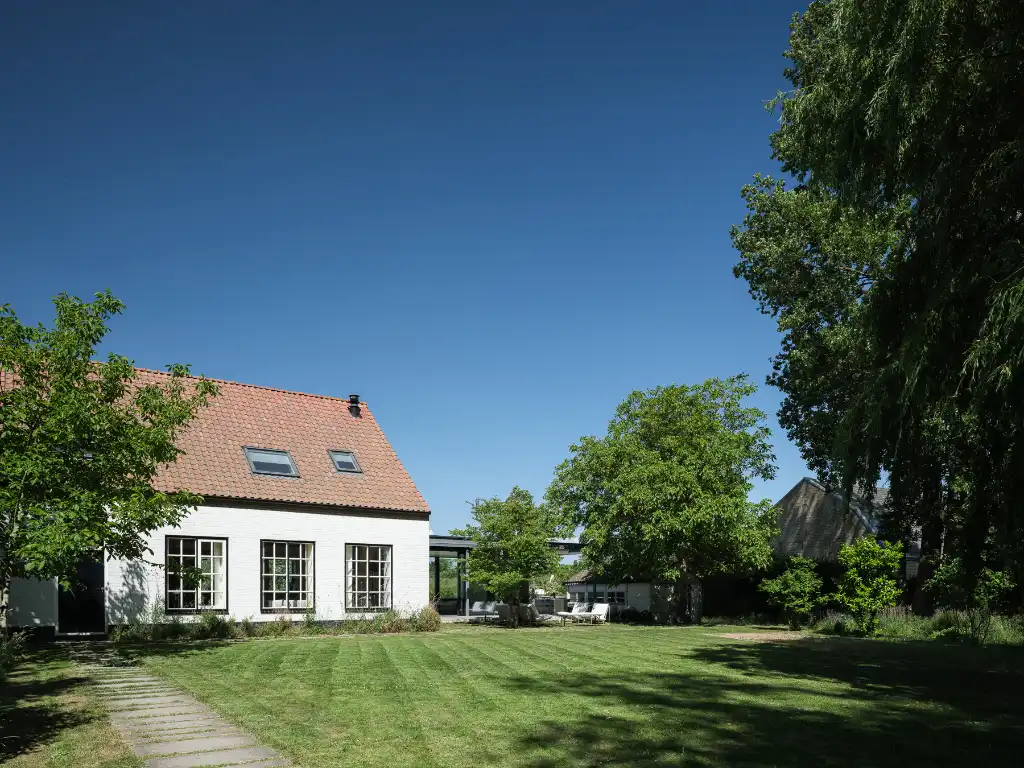 Breskens – Uitzonderlijke eigendom waar authenticiteit, karakter en strakke architectuur naadloos in elkaar samenvloeien op een exclusieve locatie tussen de velden en op een boogscheut van het strand. foto 35