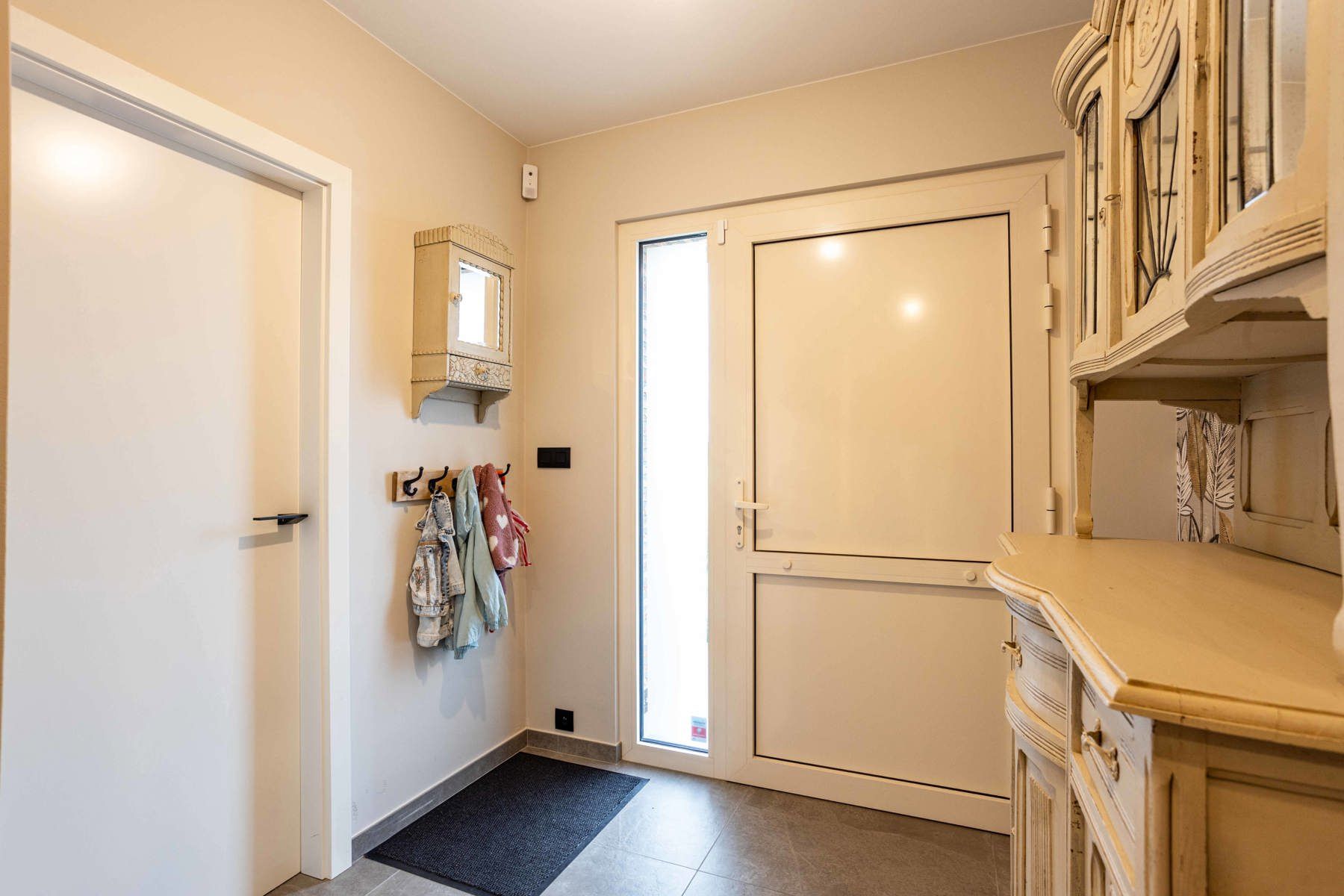 Instapklare woning met 5 slaapkamers in landelijke buurt. foto 3