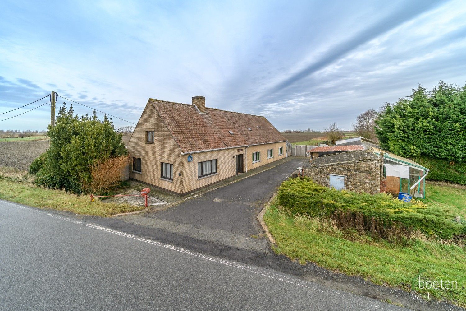 Steenkerke: Prachtig gelegen landhuis langs de Lo-vaart tussen Veurne en Alveringem op 38a 90ca grondopp. foto 2