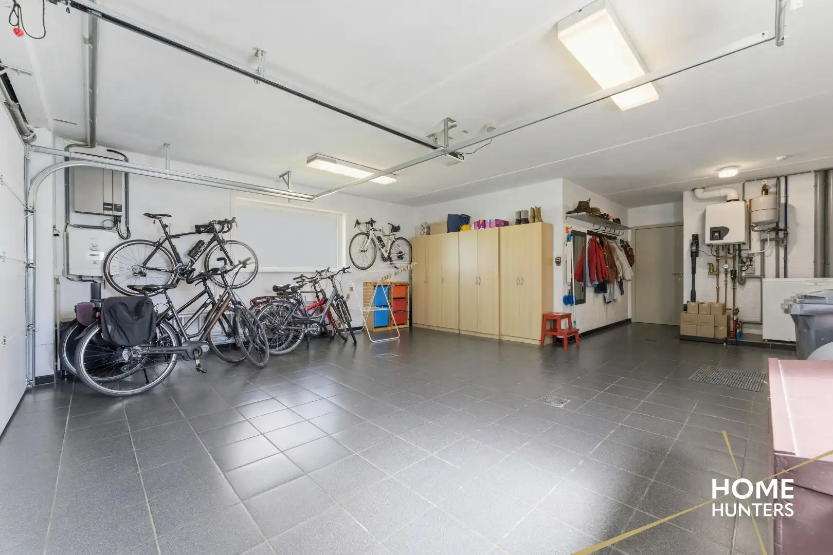 luxe villa met 4 slaapkamers, ruime tuin en een dubbele garage op een rustige locatie te Ieper foto 45