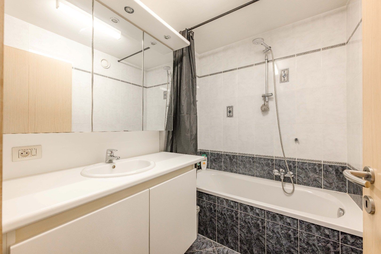 INSTAPKLAAR APPARTEMENT IN HET CENTRUM VAN AALTER MET GARAGE foto 7