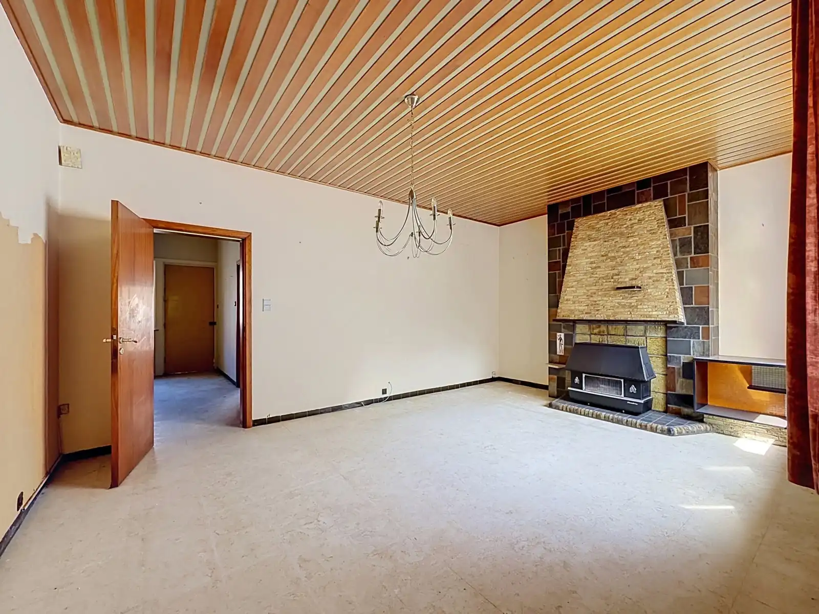 Woning met 4 SLPK, Tuin, Garage én mooi renovatiepotentieel! foto 3
