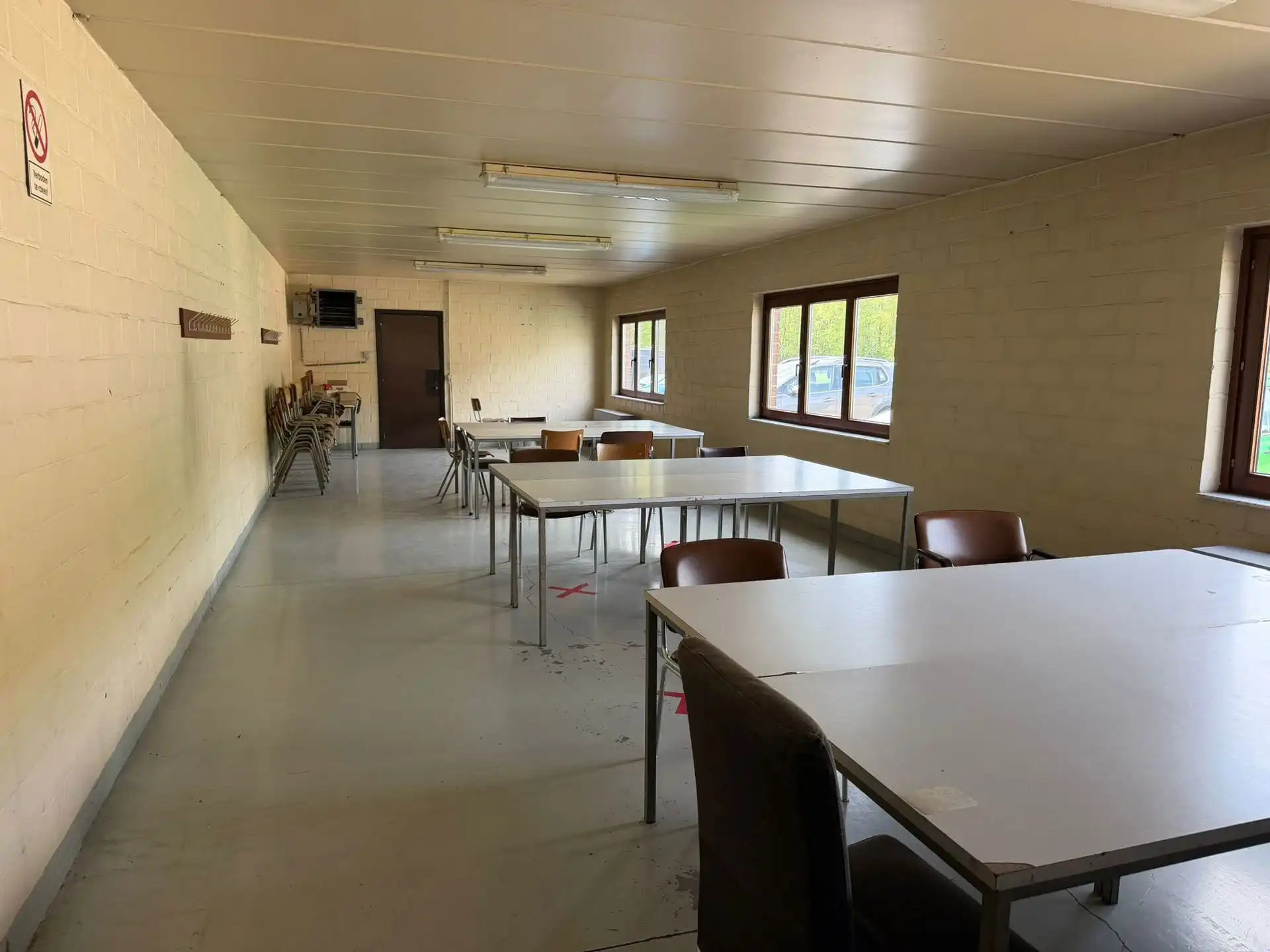 TE HUUR Genk - Bedrijfshal 900m²  + Kantoren 100m² foto 5