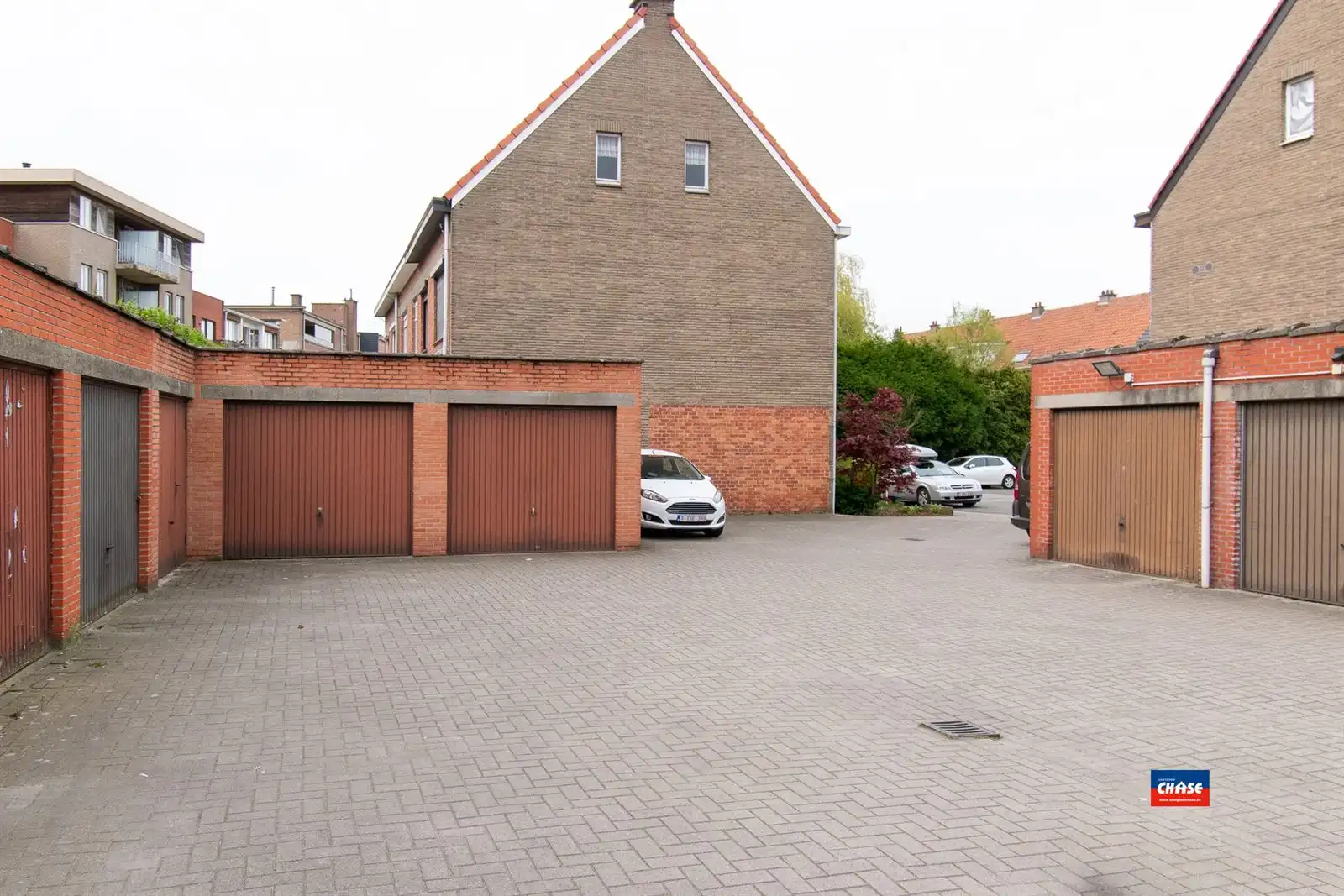 Halfopen bebouwing met 3 slaapkamers, tuin + 3 garageboxen foto 20