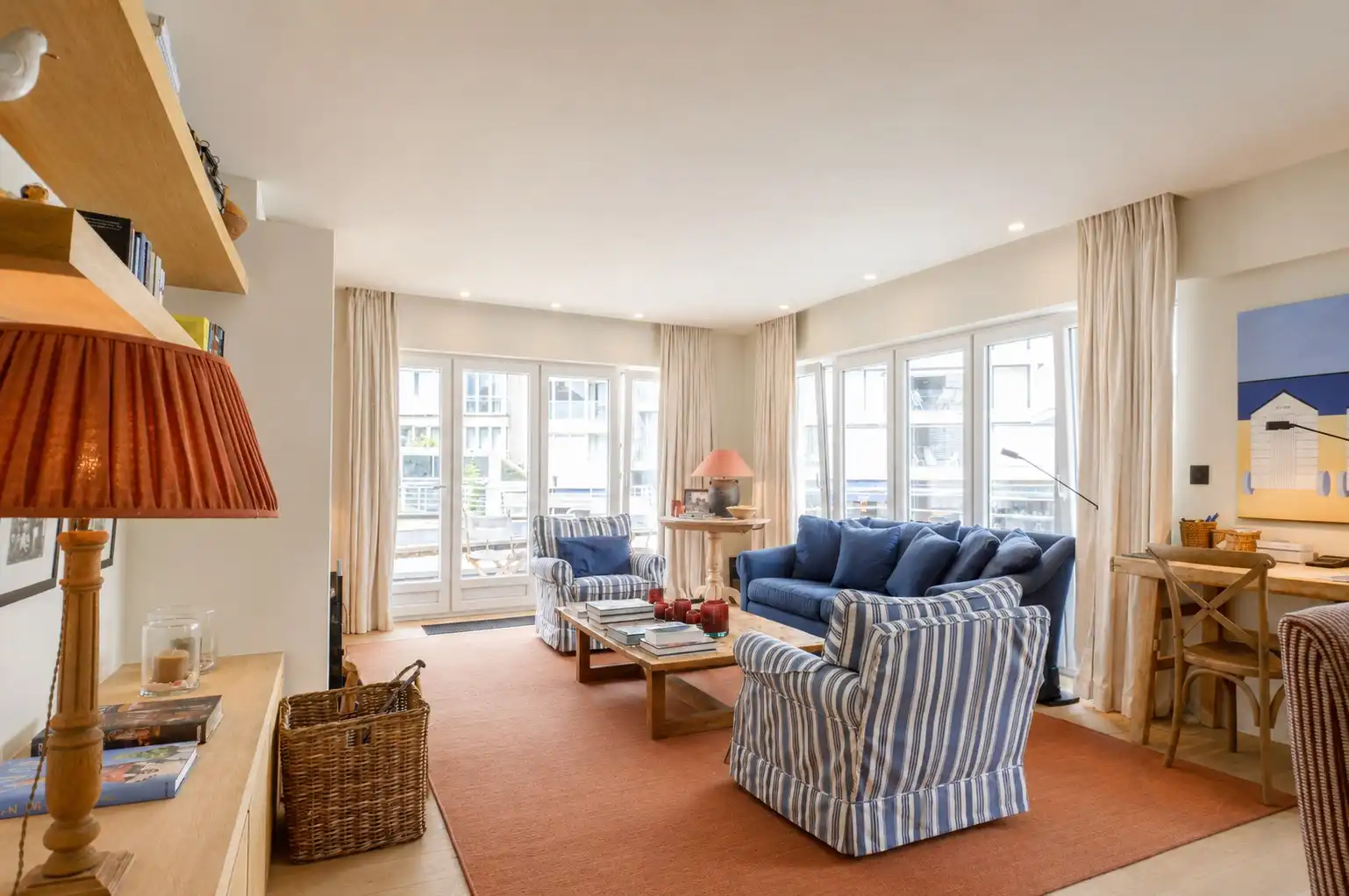 Stijlvol hoekappartement met tijdloze elegantie en een open zicht op de Kustlaan. foto 2