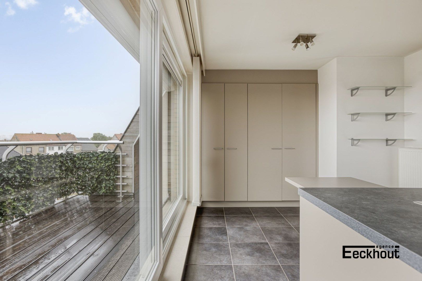 Instapklaar duplexappartement met grote terrassen en mooi open zicht! foto 9