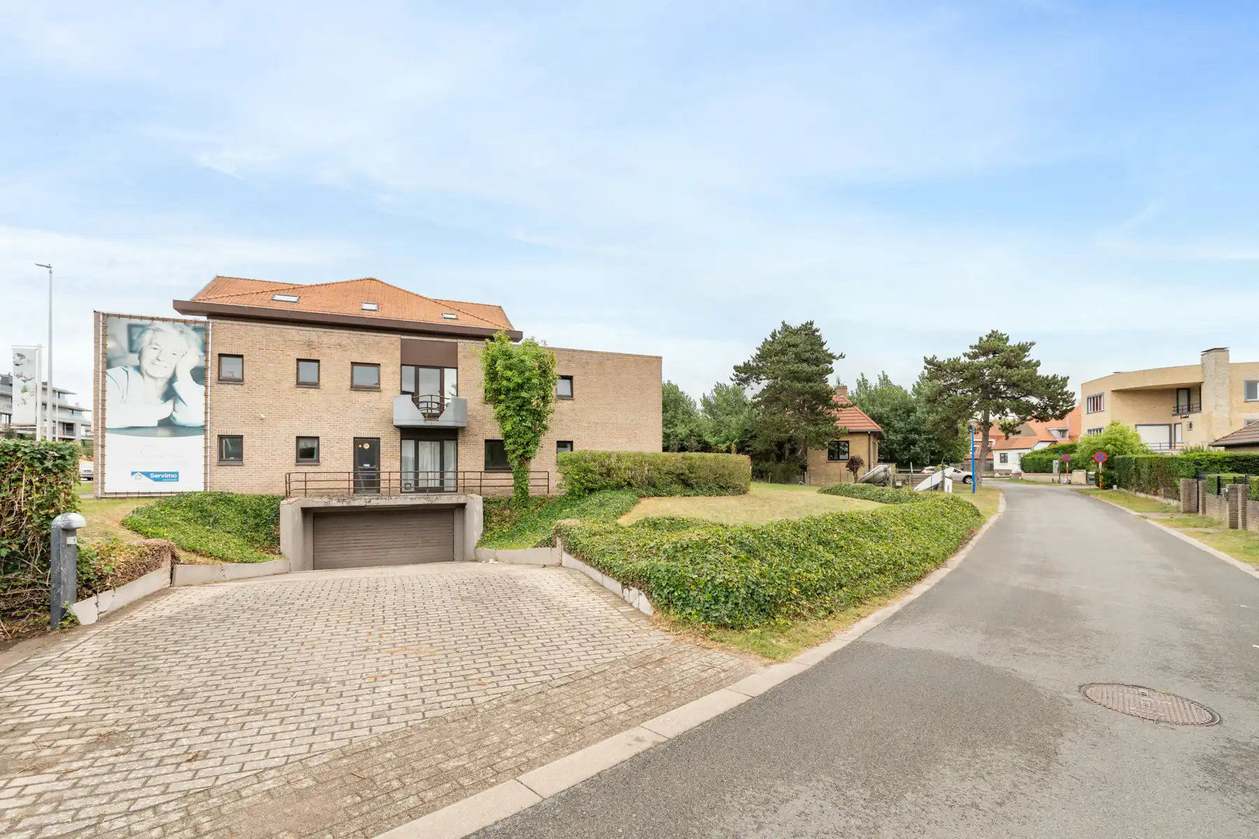 Ruime garage met berging vlakbij centrum en zee foto 4