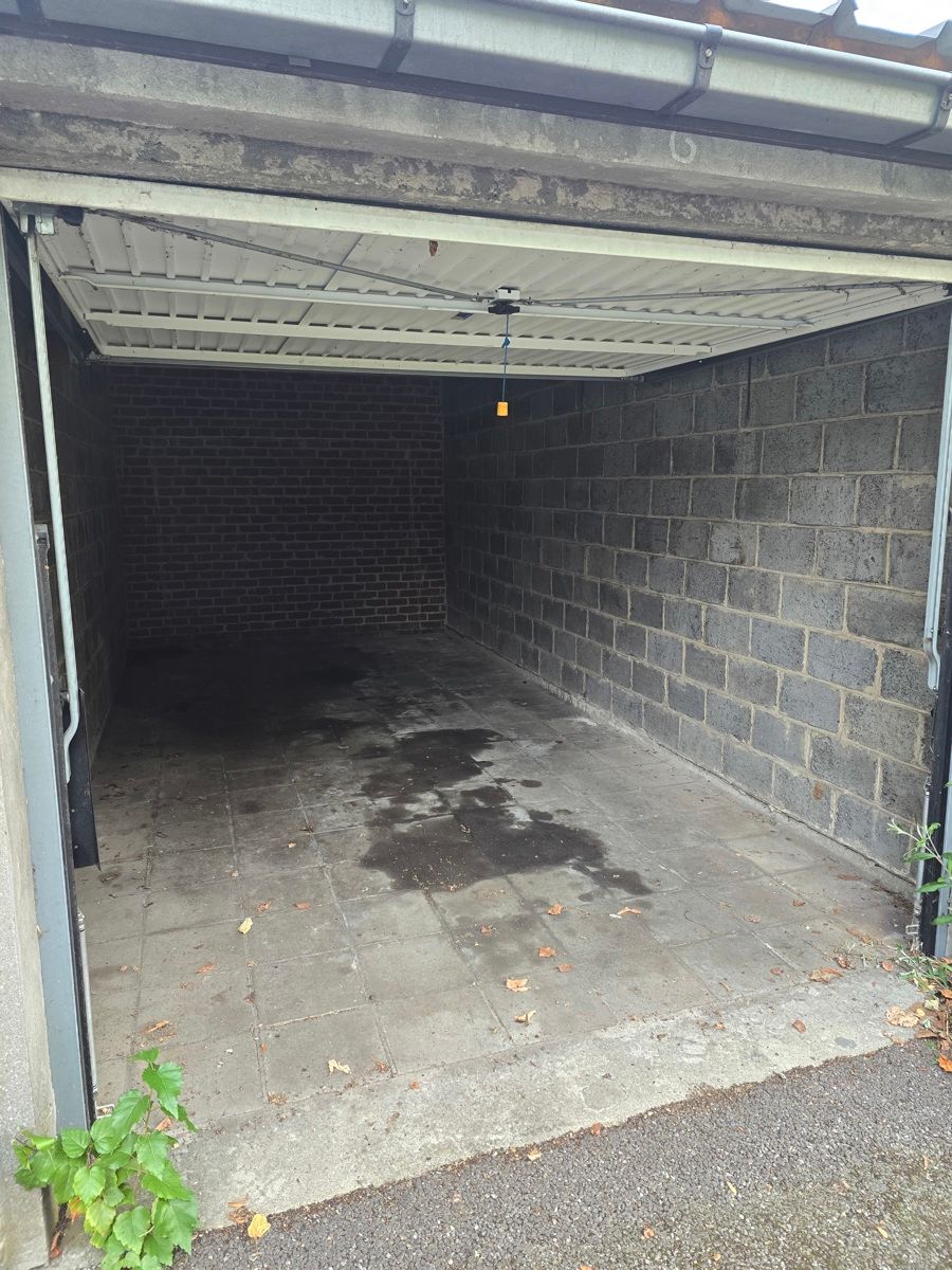 Gesloten garagebox - Te huur foto {{pictureIndex}}