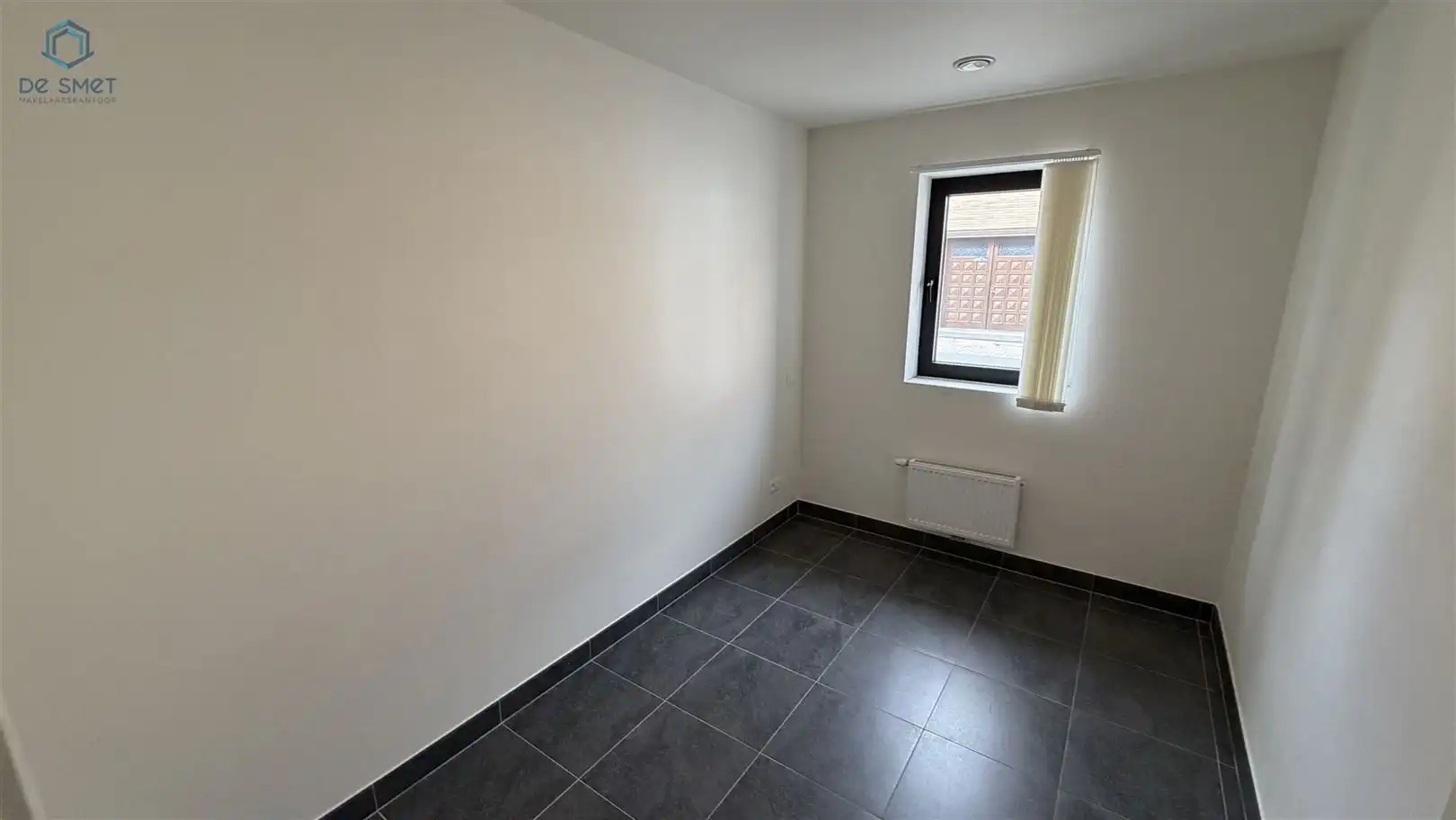 PRACHTIG GELIJKVLOERS APPARTEMENT MET 2 SLP EN TERRAS EN CARPORT TE DENDERWINDEKE foto 9