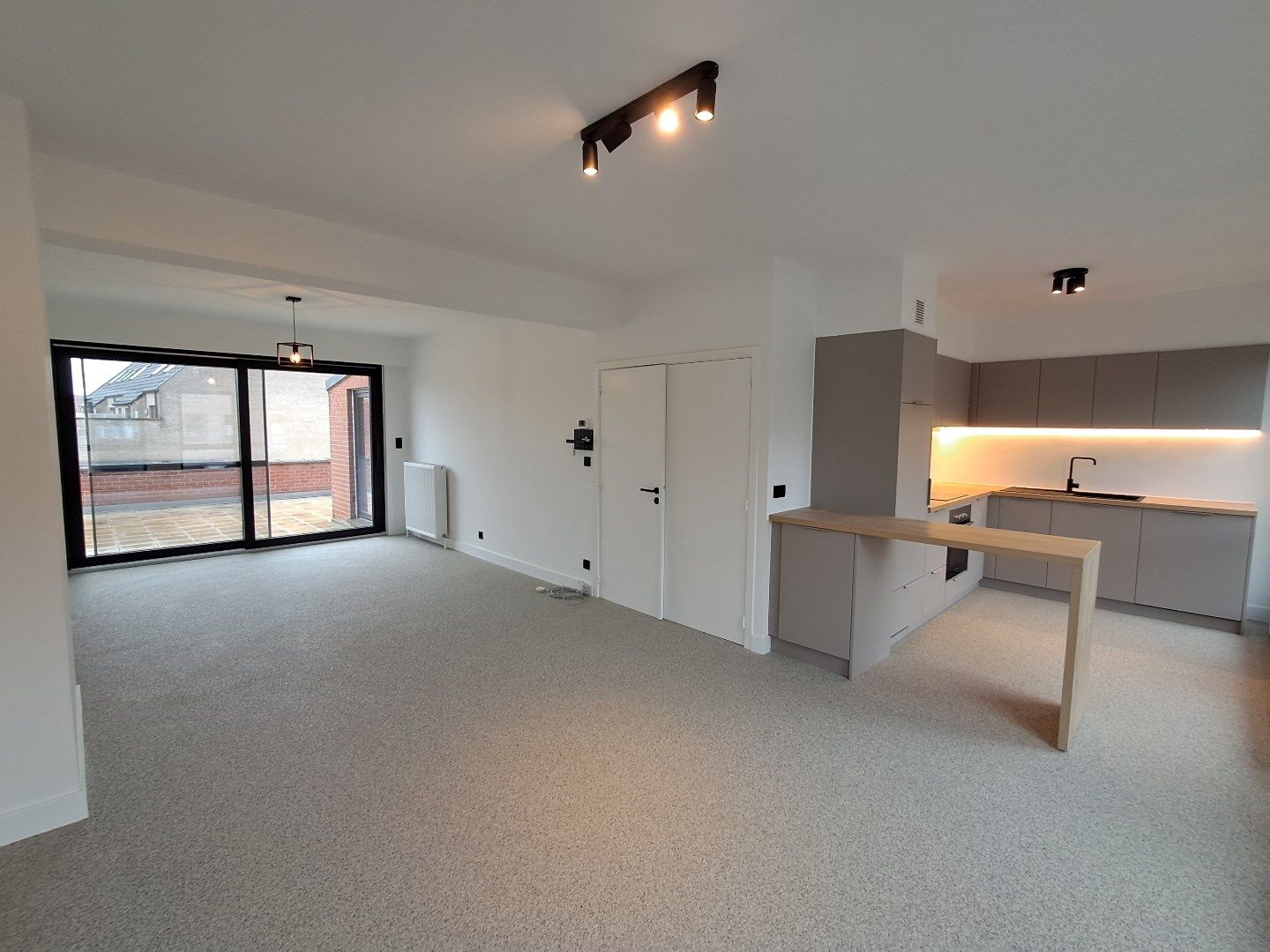 Instapklaar duplex- appartement met 3 slaapkamers en terras te Sijsele. foto {{pictureIndex}}