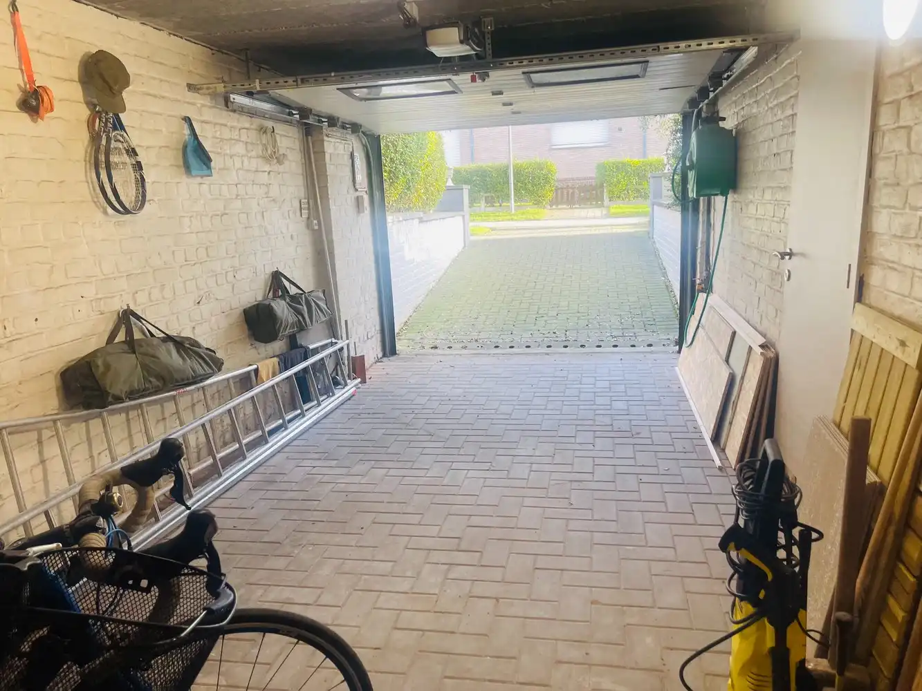 Zeebrugge op 50meter van het strand Uiterst charmante totaal gerenoveerde RUIM WOONHUIS met 5 SLAAPKAMERS en 3 BADKAMERS en 3 TERRASSEN. Grote troef is 2 AUTOSTAANPLAATSEN en ruime GARAGE.&nbsp; Oprit, grote garage, werkplaats, plaats voor fietsen, ingerichte STUDIO met tuintje op het zuiden. &nbsp;1éV:&nbsp; Zalige living , ingerichte open keuken, uitgevend op een groot zonneterras.Long island style. 2é V: 3 leuke slaapkamers , 2 badkamers. Onder het dak&nbsp; 4 é slaapkamer uitgevend op mooi terras met prachtig vergezicht.Bebouwde oppervlakte van 230 m2 Grondoppervlakte is 137m2 Magnifiek, Perfect onderhouden&nbsp; Juist verhuizen ! Zalig Wonen!&nbsp; Zowel hoofverblijfplaats, als vakantieverblijf aan Zee . foto 34