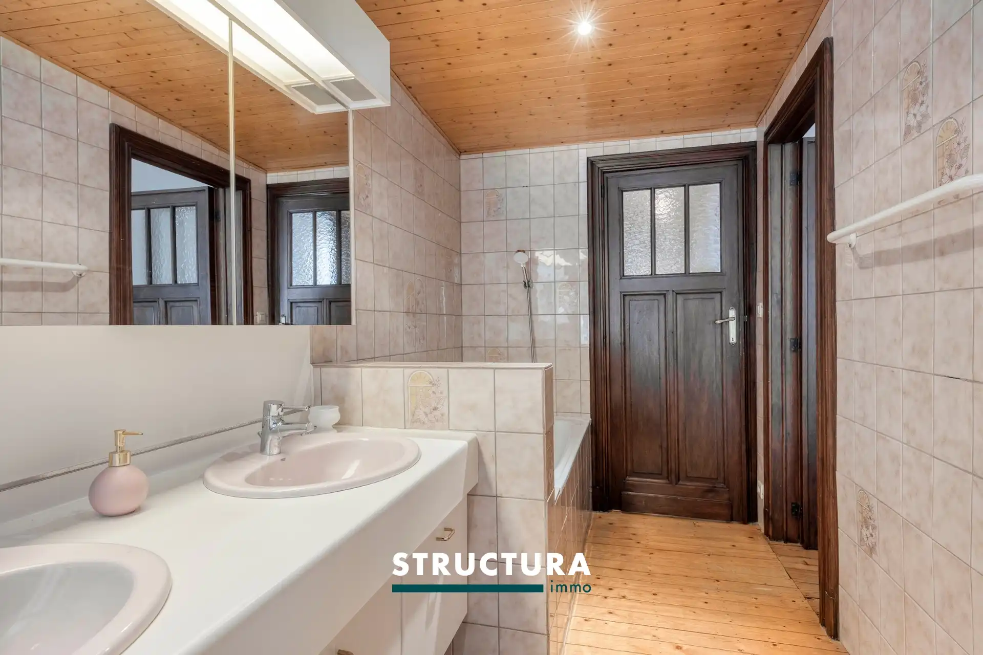 Ruime en lichtrijke woning met een aangename zuidgerichte tuin. foto 23