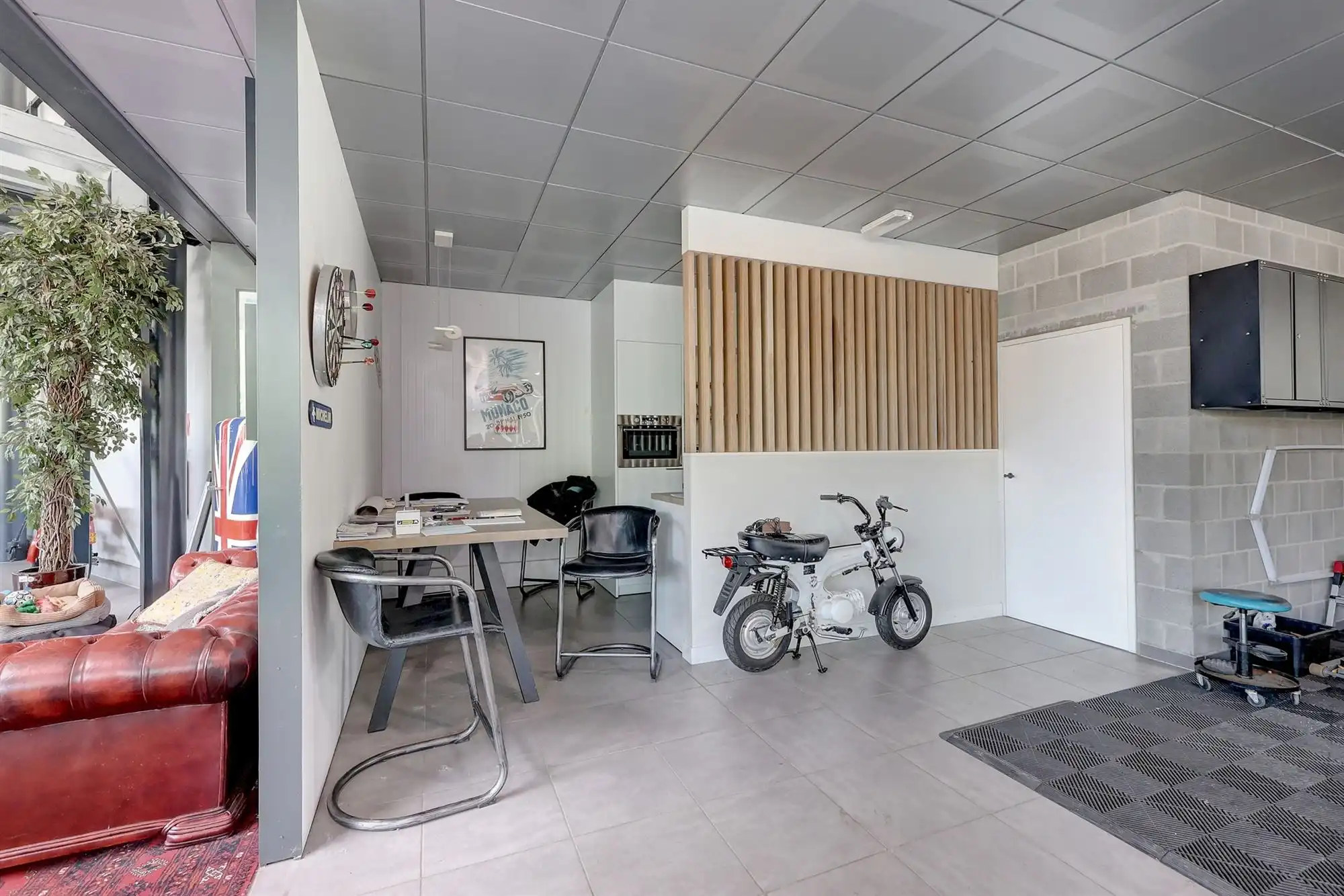 Zeer ruime showroom op een mooie zichtlocatie foto 11