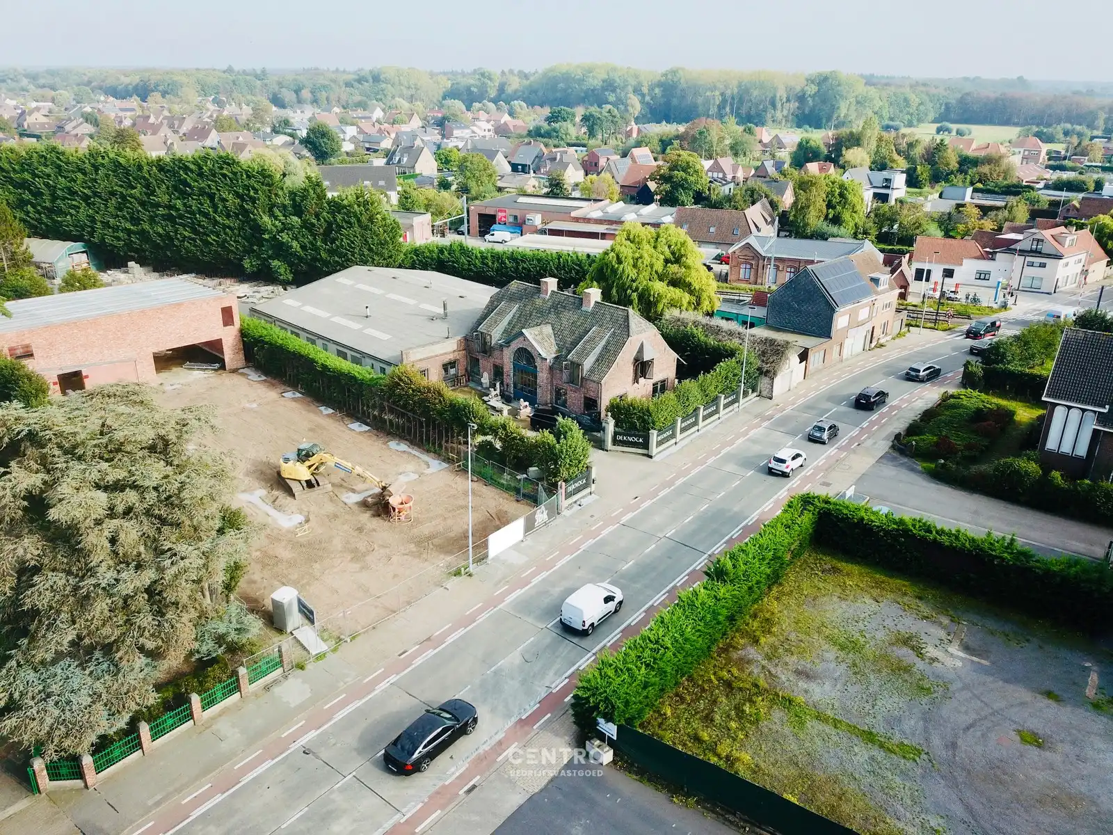 Strategische ligging en zichtlocatie: NB KMO-unit (319m2) met ruime poorten en parking langs de Ruddervoordsestraat in Zedelgem. Op 1,5km van E40/E403!!! foto 2