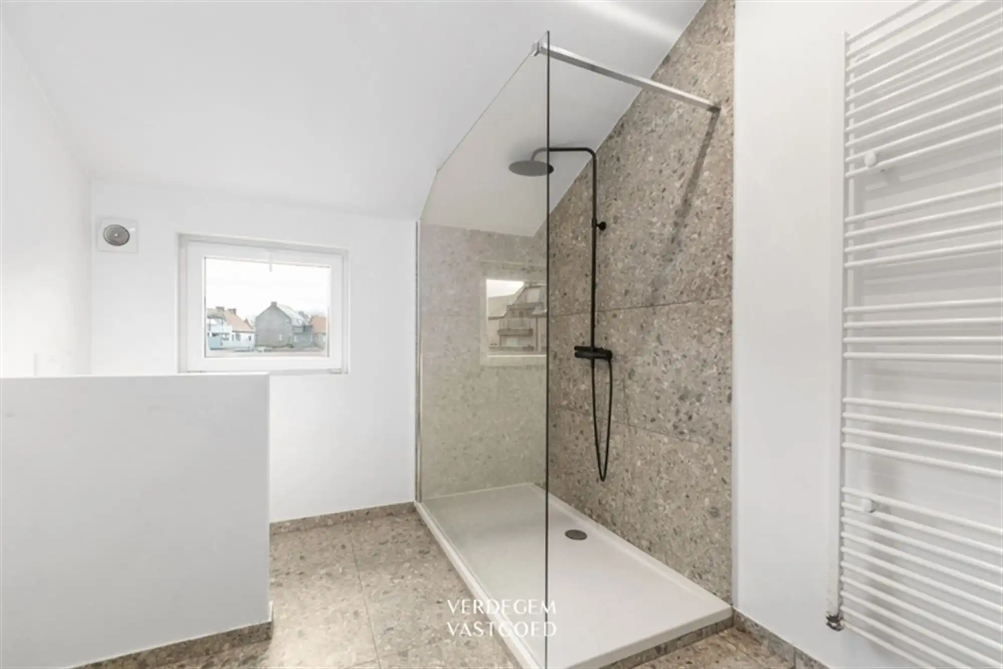 Mooi gerenoveerde gezinswoning met 3 slaapkamers en verrassend grote tuin foto 16