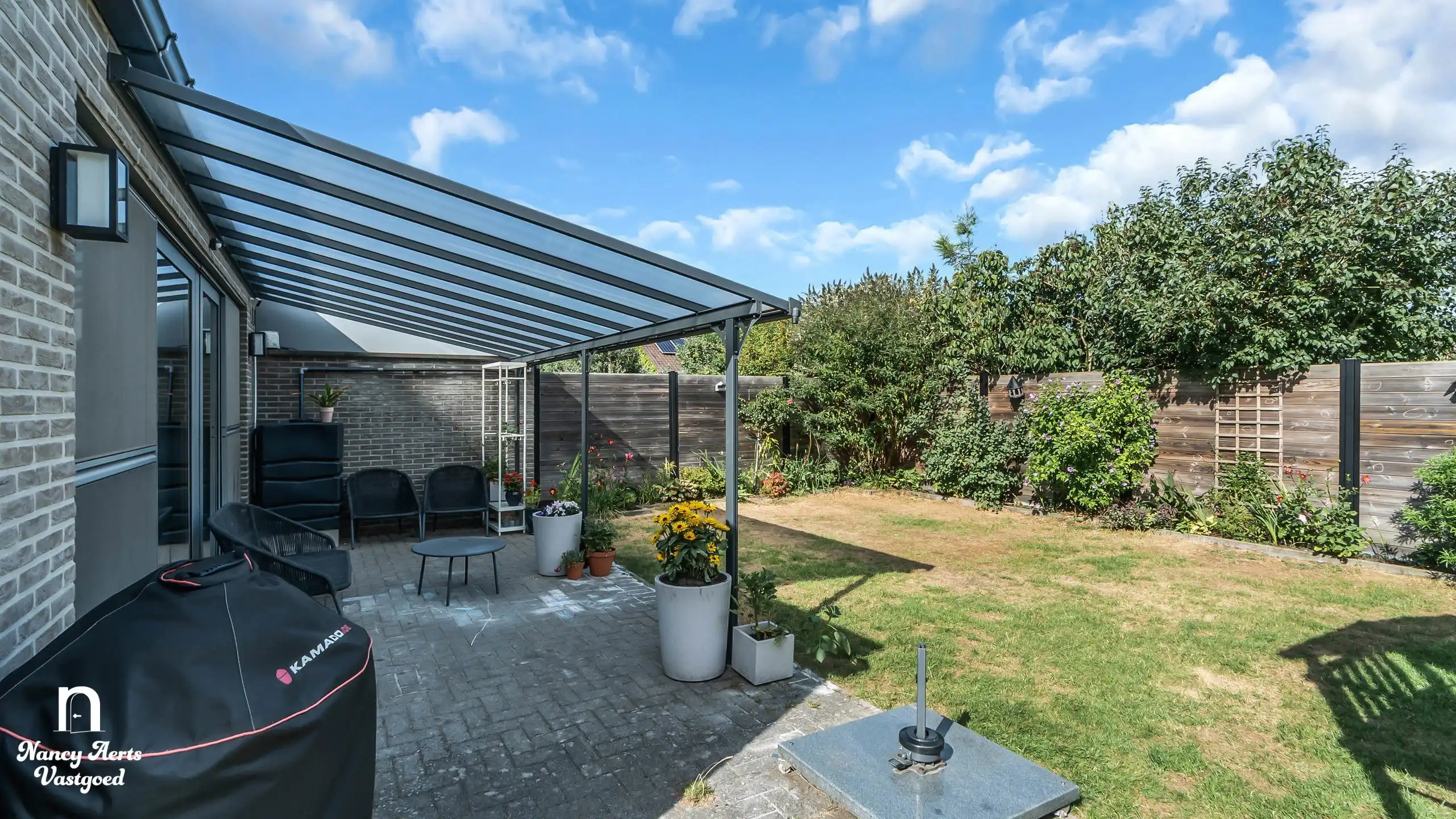 Ruime halfopen gezinswoning met 3 slk in een groene omgeving foto 19