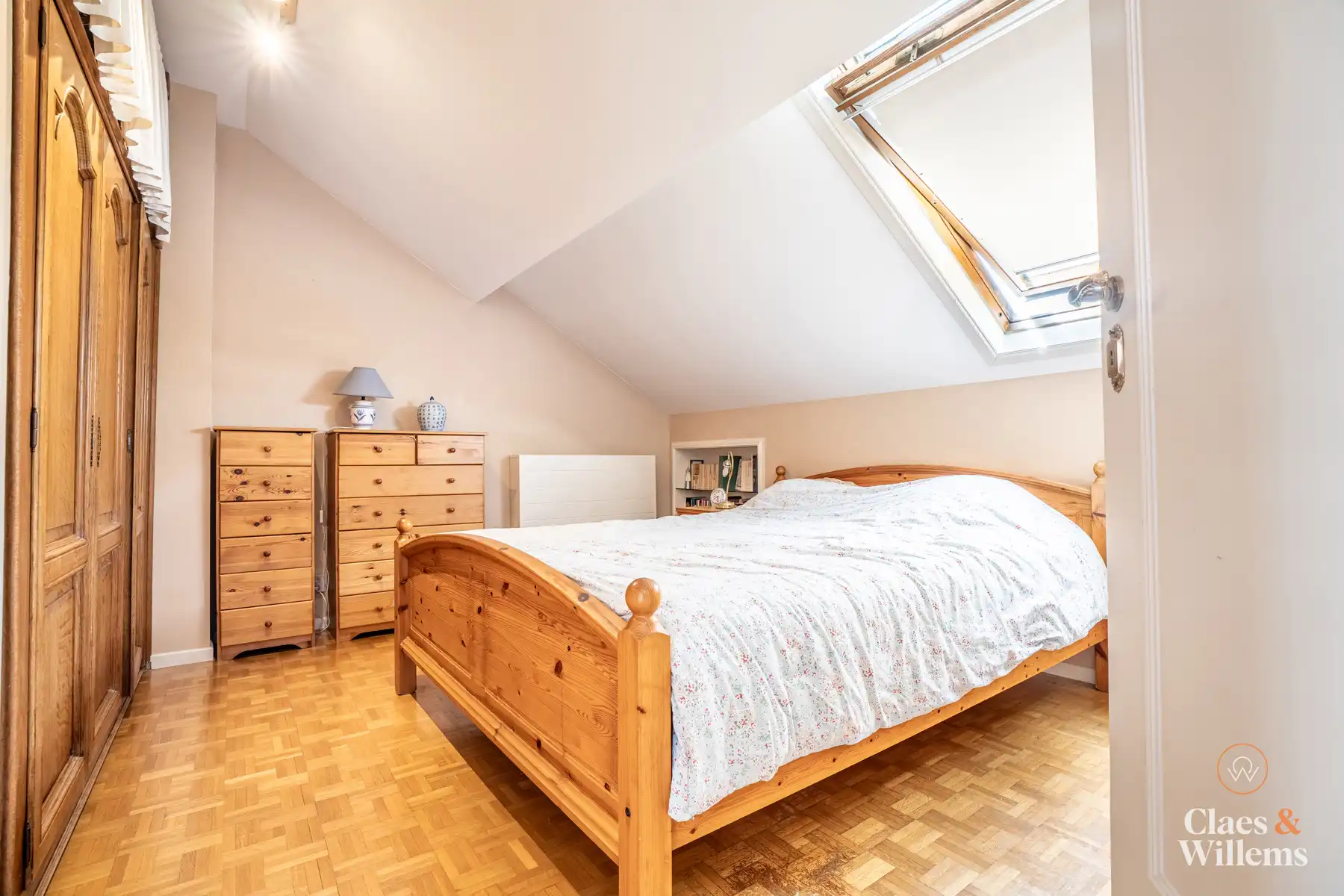 Ruime bel-etagewoning nabij centrum Halle foto 13