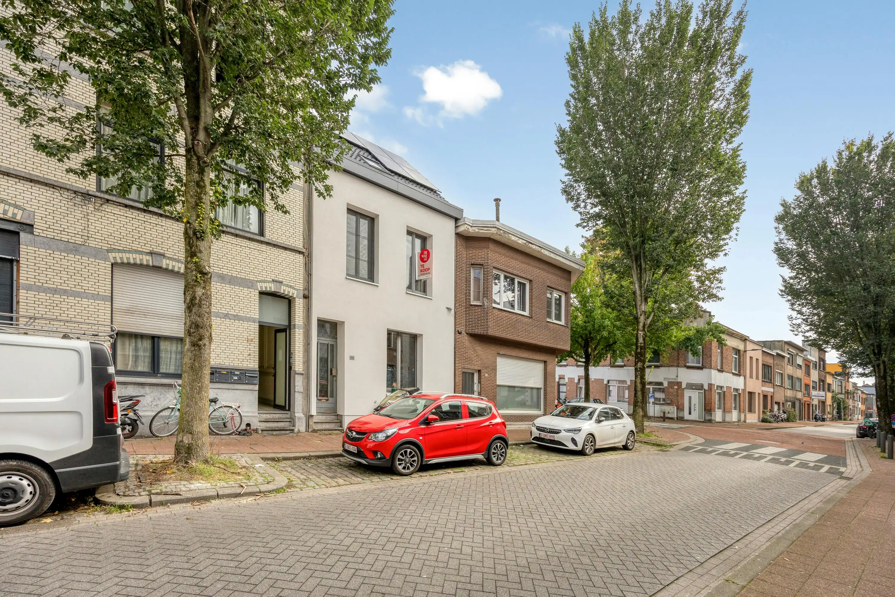 Huis met 4 slaapkamers en stadskoer te Deurne! foto 2