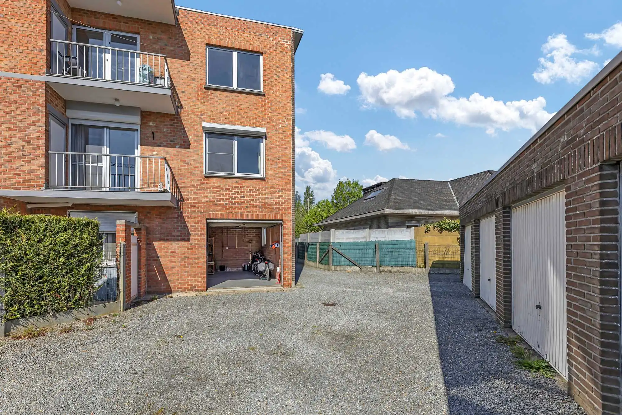 Instapklaar 2-slaapkamerappartement met terras en garage foto 20