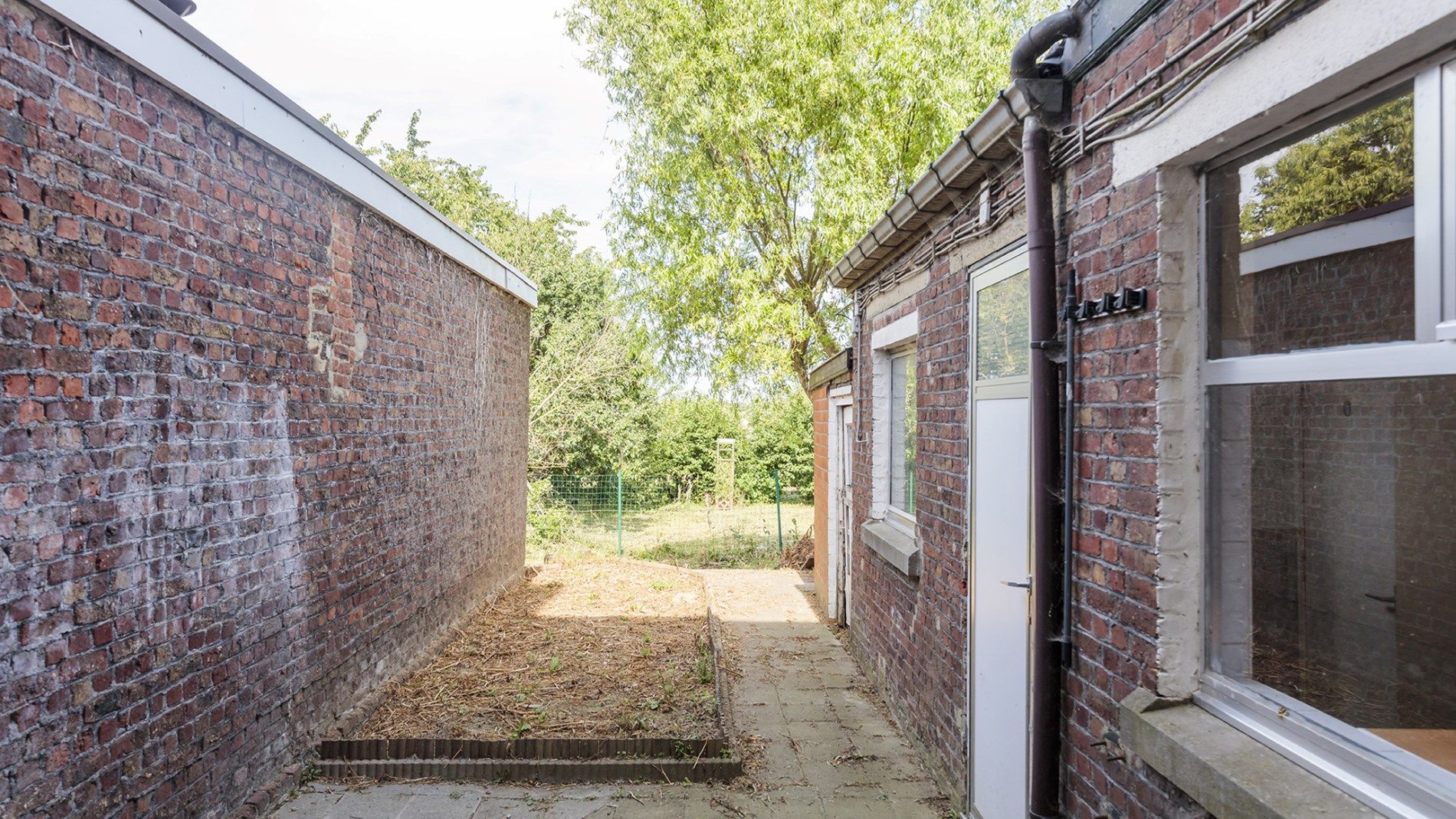 Gezellige rijwoning met grote tuin en boomgaard op stadsrand foto 12