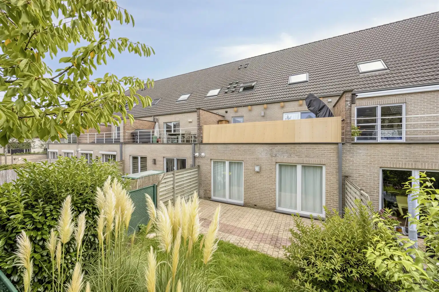 GELIJKVLOERS APPARTEMENT MET 2 SLAAPKAMERS EN GARAGE foto 14