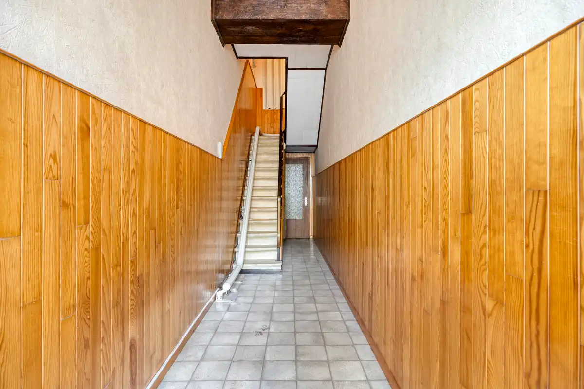 Te renoveren woning met grote garage foto 19
