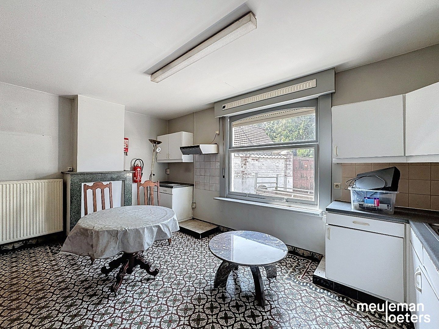 Te renoveren halfopen woning met garage foto 8